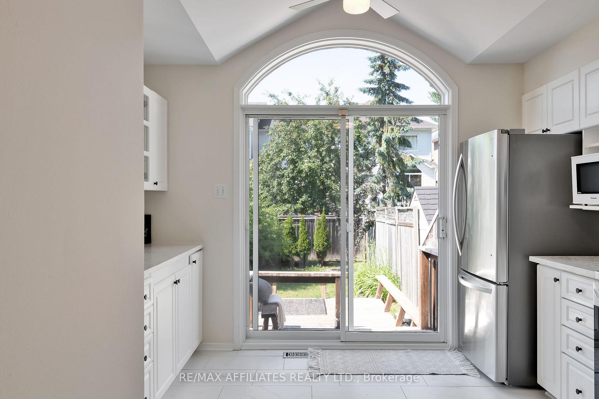 Photo 10 of 21 Flowertree Crescent, Ottawa, Kanata - Emerald Meadows/Trailwest — HOMEH