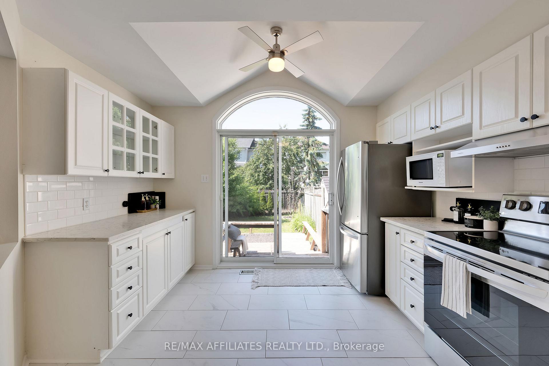 Photo 11 of 21 Flowertree Crescent, Ottawa, Kanata - Emerald Meadows/Trailwest — HOMEH