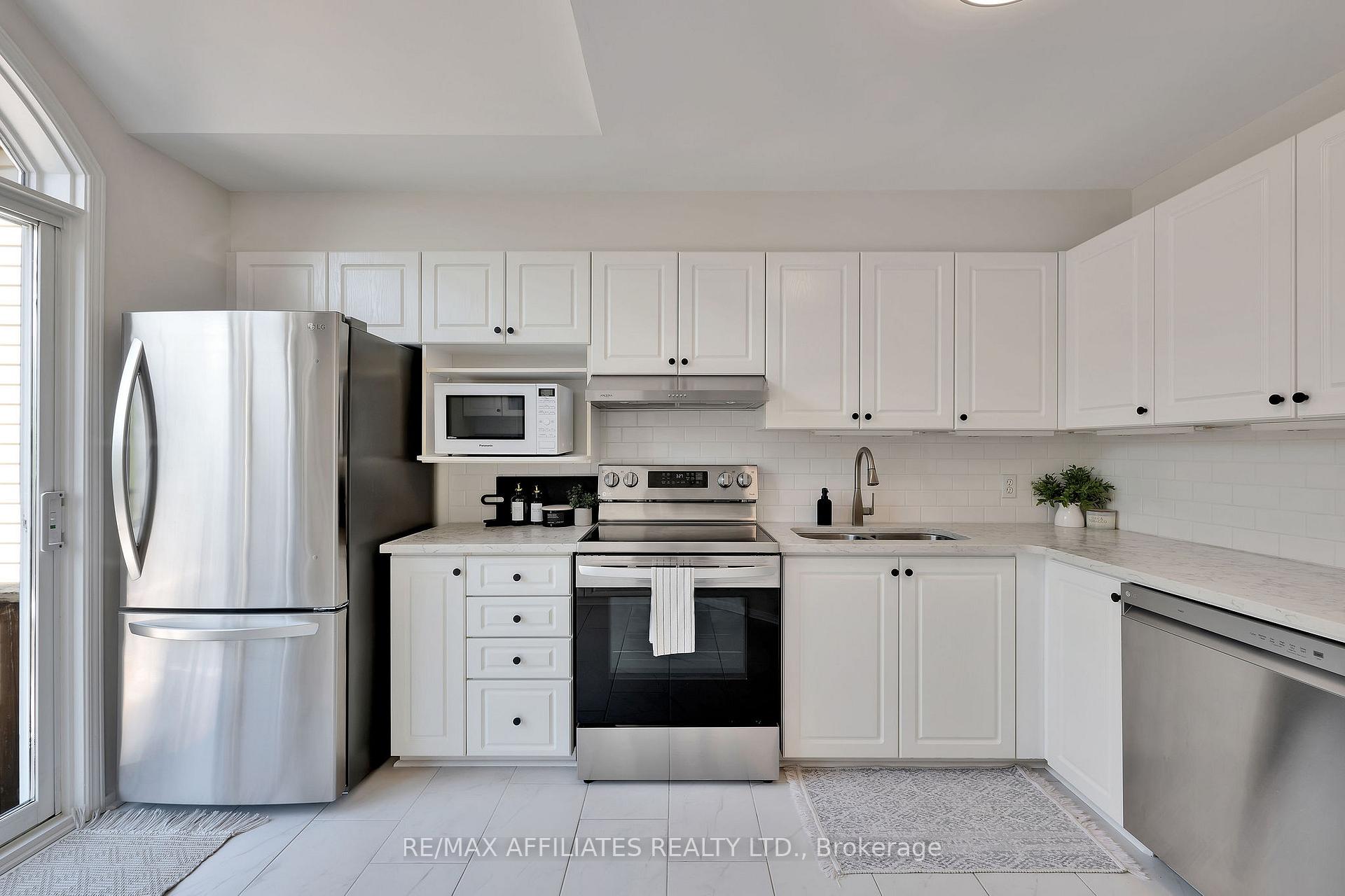 Photo 13 of 21 Flowertree Crescent, Ottawa, Kanata - Emerald Meadows/Trailwest — HOMEH