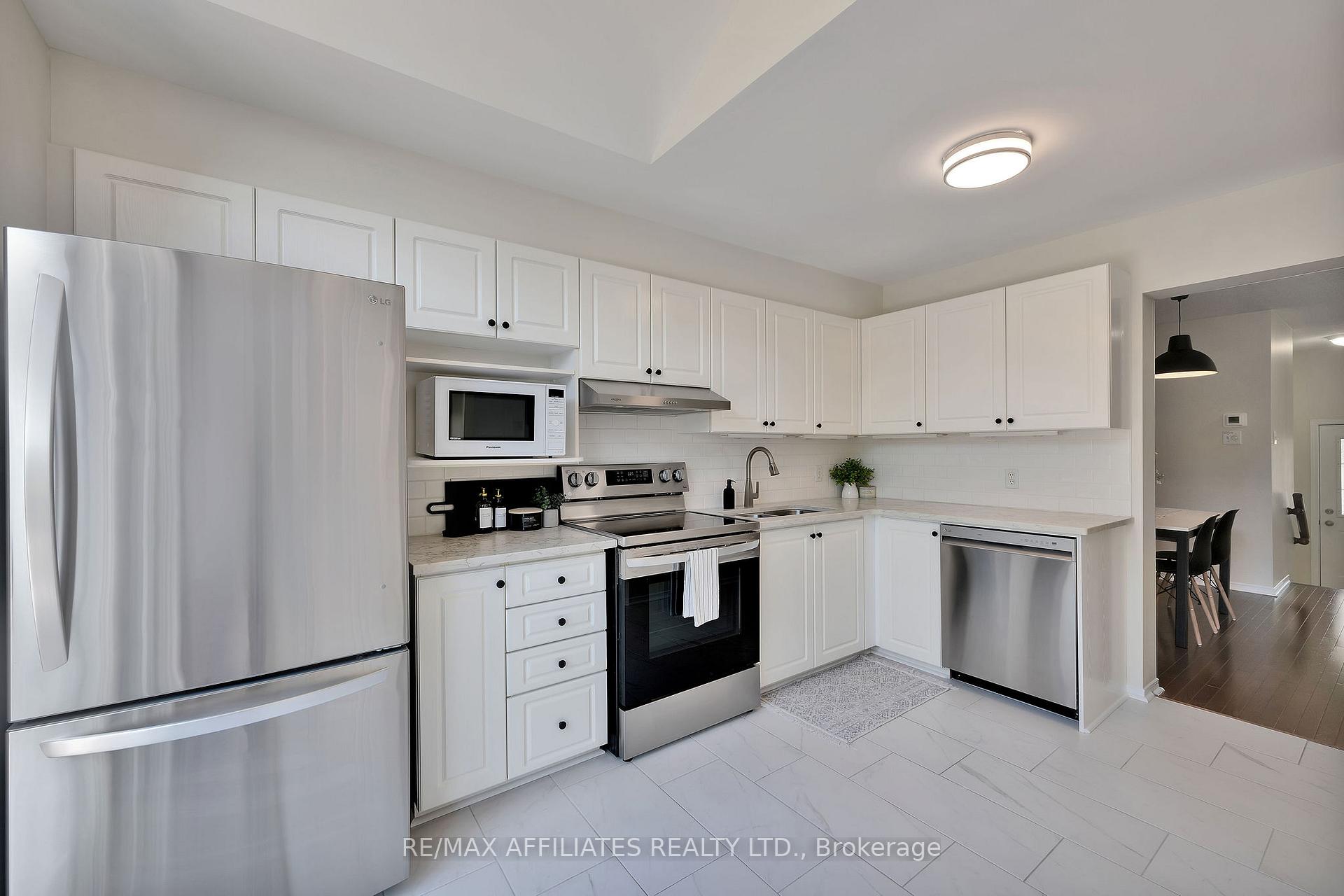 Photo 14 of 21 Flowertree Crescent, Ottawa, Kanata - Emerald Meadows/Trailwest — HOMEH
