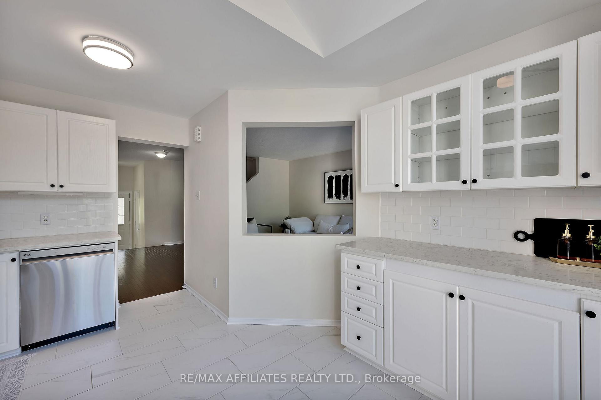 Photo 15 of 21 Flowertree Crescent, Ottawa, Kanata - Emerald Meadows/Trailwest — HOMEH