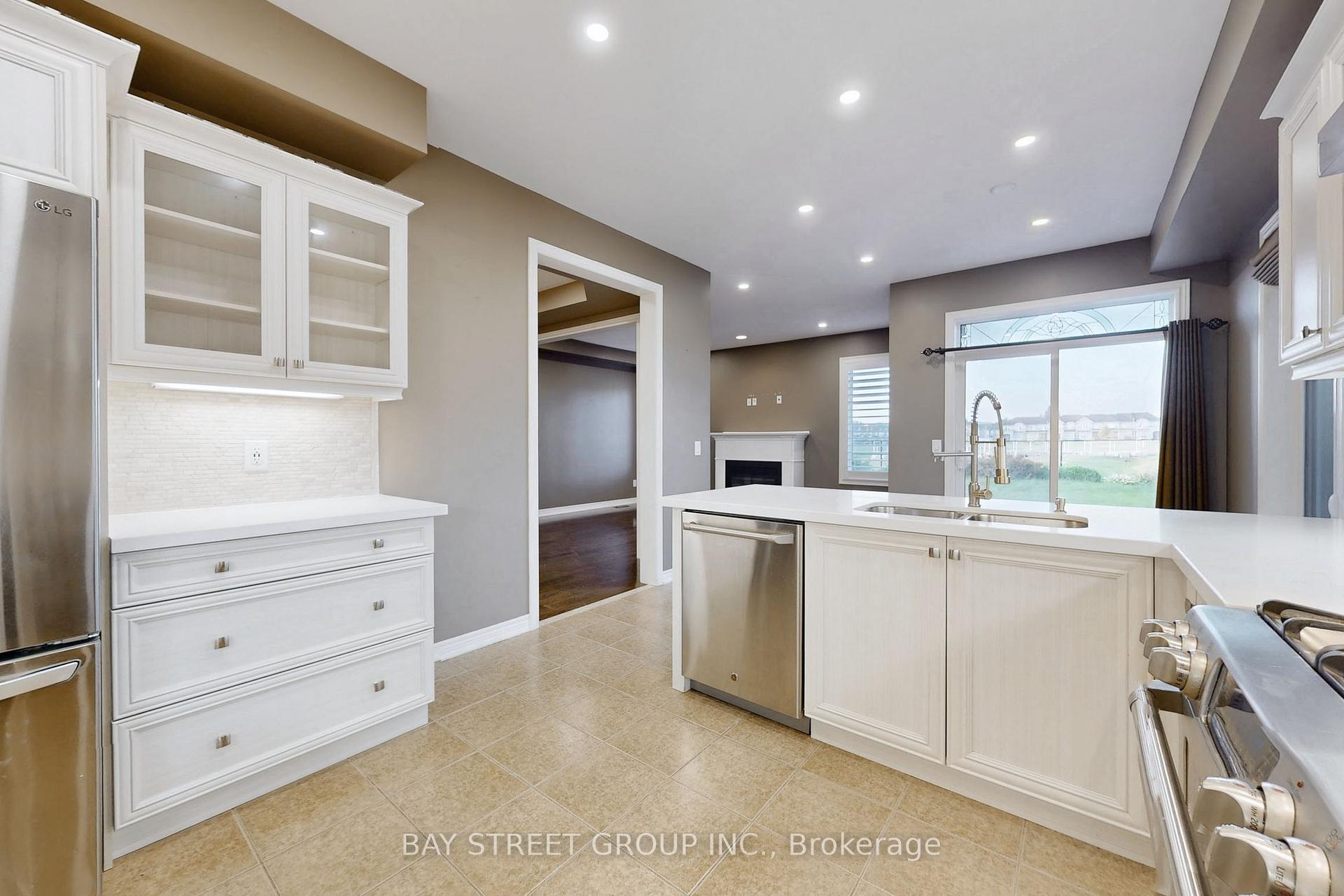 Photo 10 of 62 Whittington Drive, Hamilton, Meadowlands — HOMEH