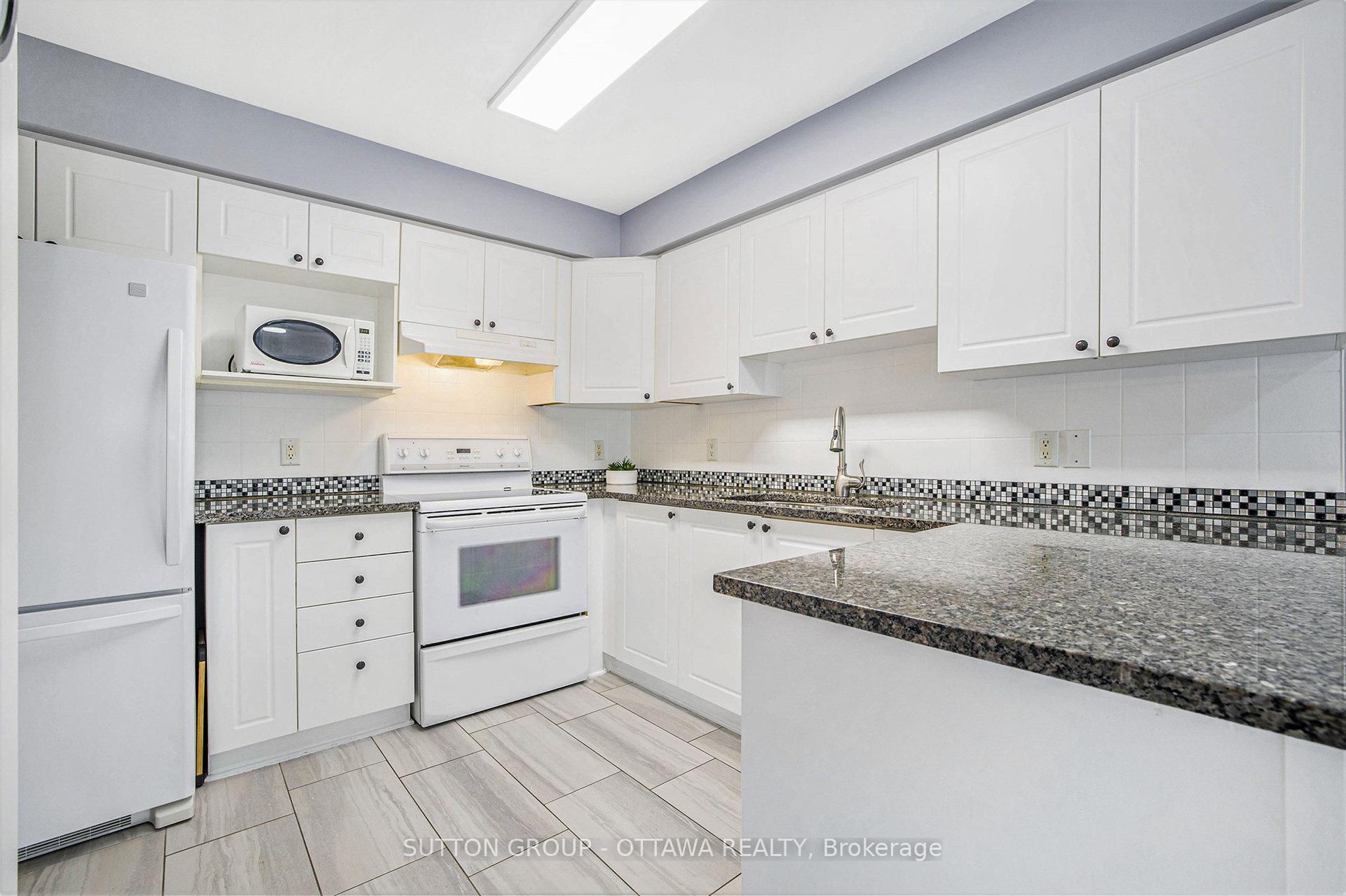Photo 12 of 31 Gray Crescent, Ottawa, Kanata - Beaverbrook — HOMEH