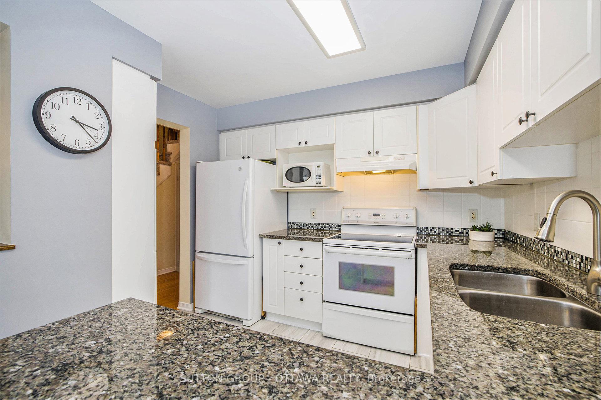 Photo 14 of 31 Gray Crescent, Ottawa, Kanata - Beaverbrook — HOMEH