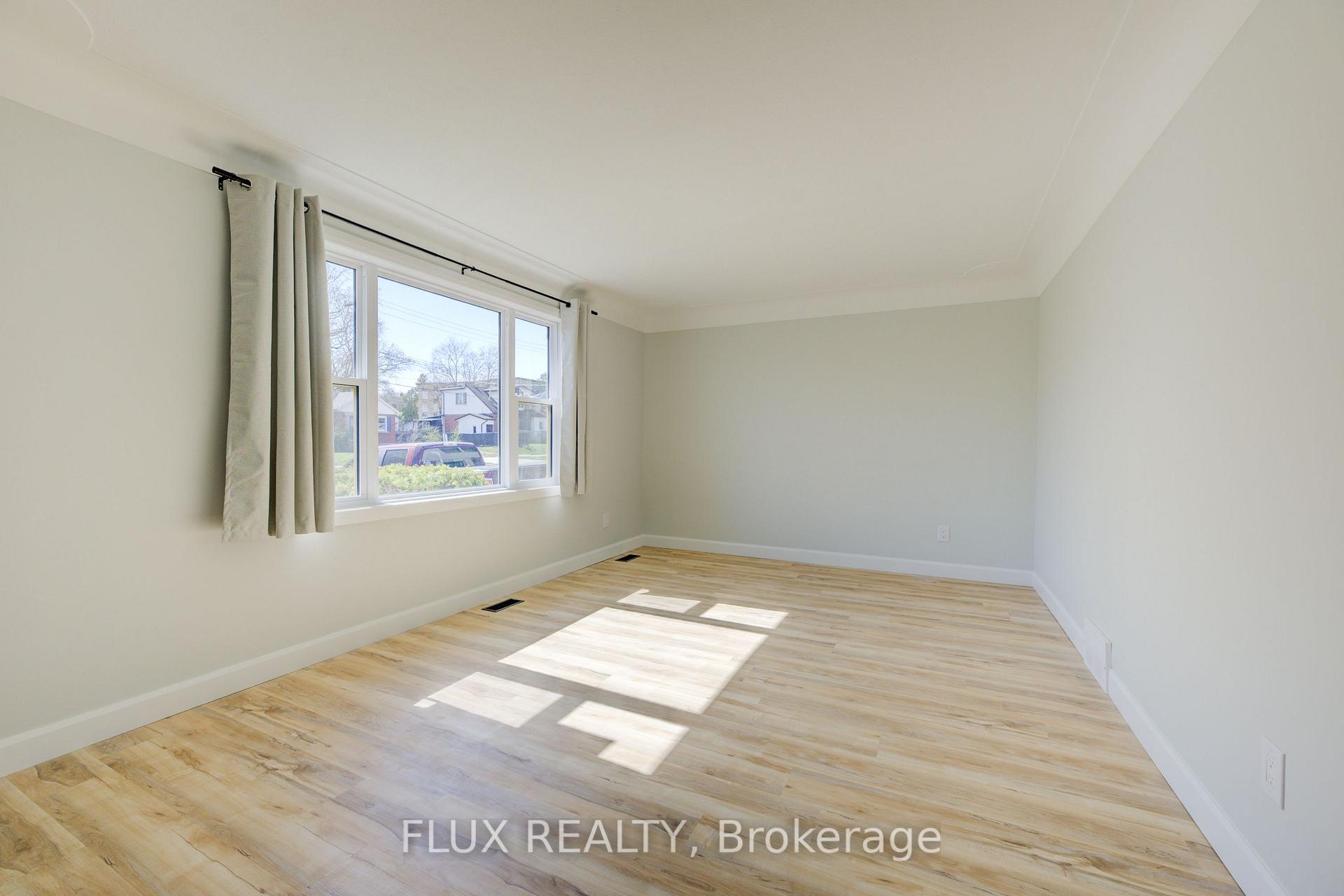 Photo 3 of 320 Highland Road E, Kitchener — HOMEH