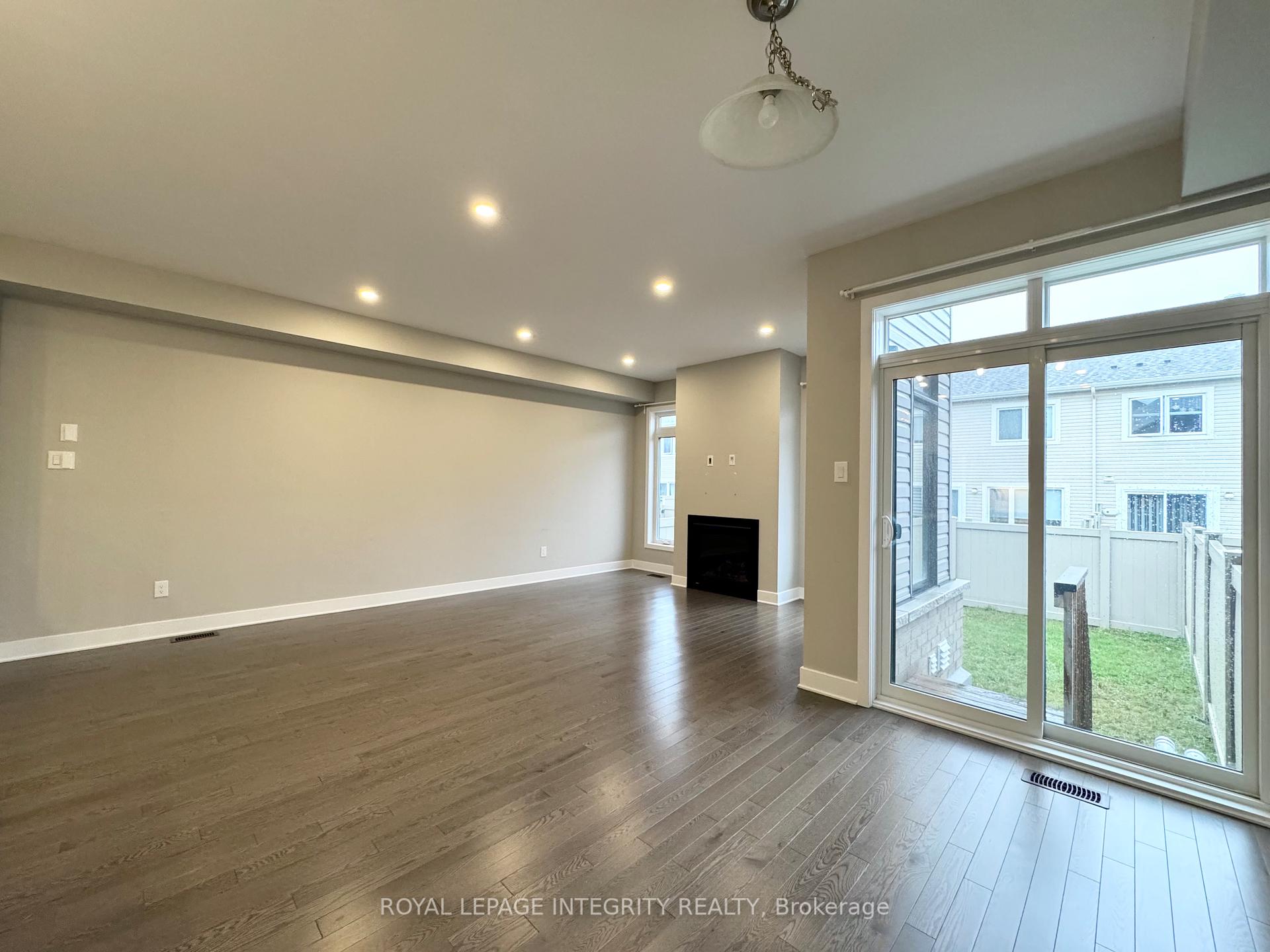 Photo 5 of 722 Twist Way, Ottawa, Kanata - Emerald Meadows/Trailwest — HOMEH