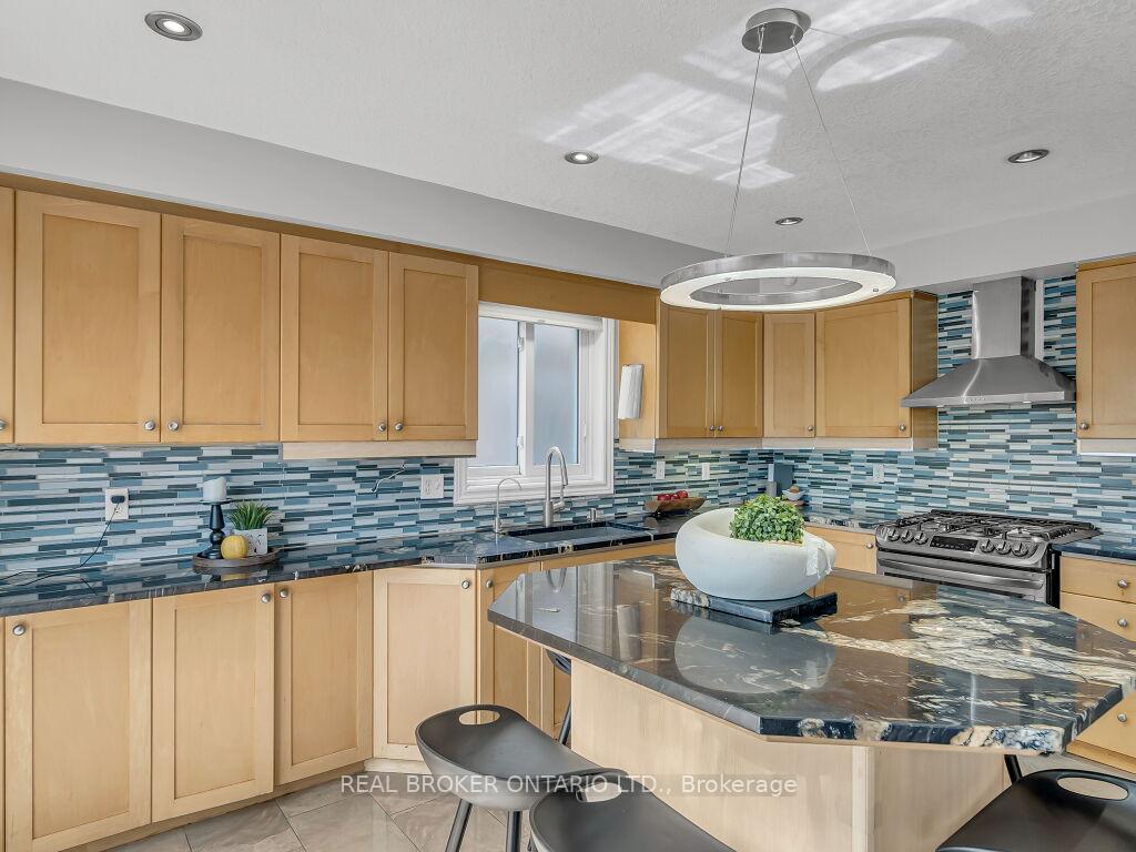 Photo 19 of 141 Hollyridge Crescent, Kitchener — HOMEH