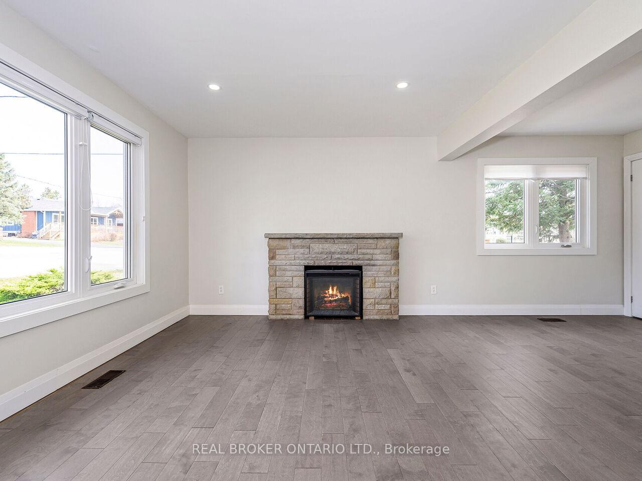 Photo 10 of 23 James Street, Hamilton, Waterdown — HOMEH