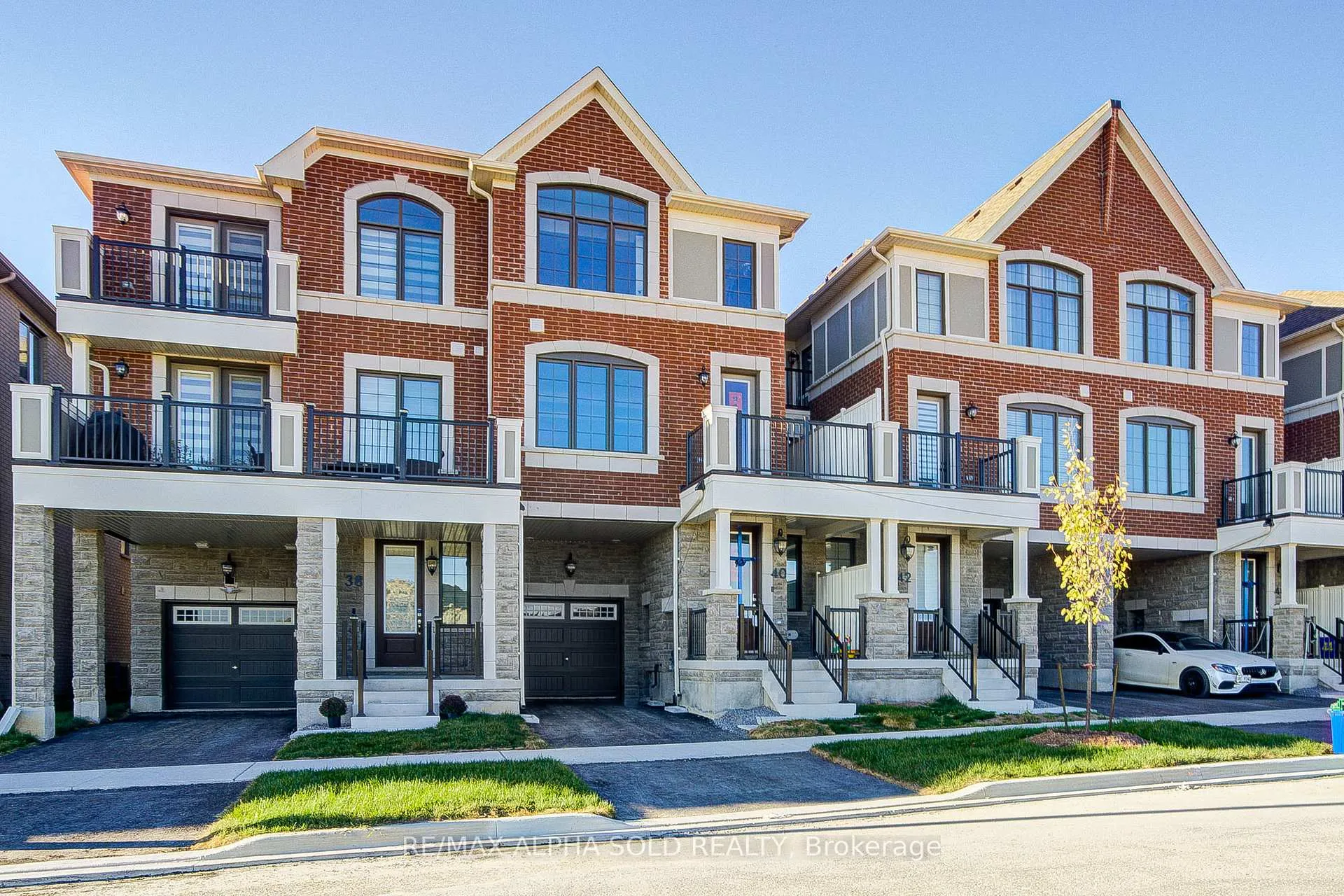 Photo 2 of 40 Azure Drive, Markham, Rural Markham — HOMEH
