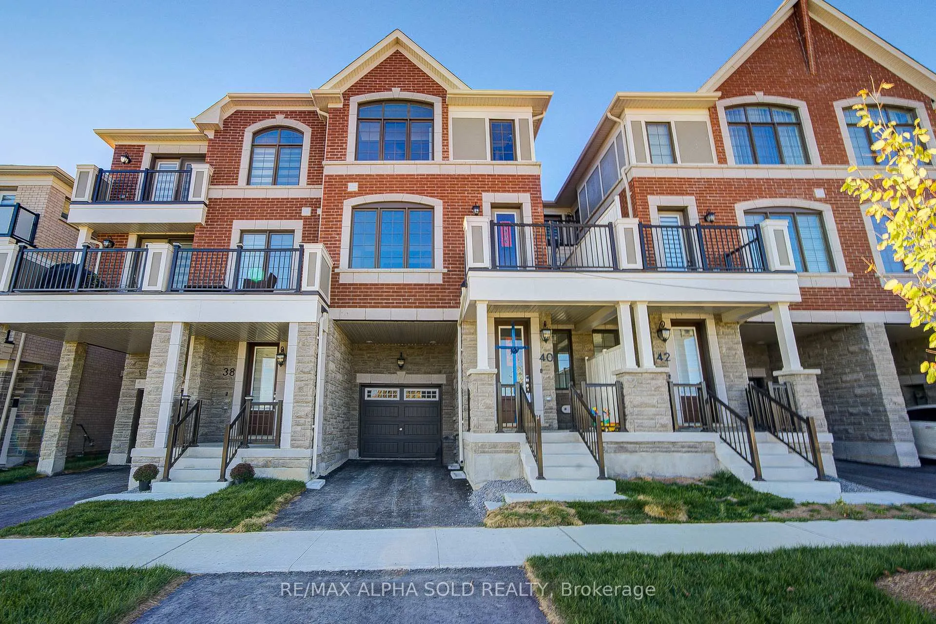 Photo 3 of 40 Azure Drive, Markham, Rural Markham — HOMEH