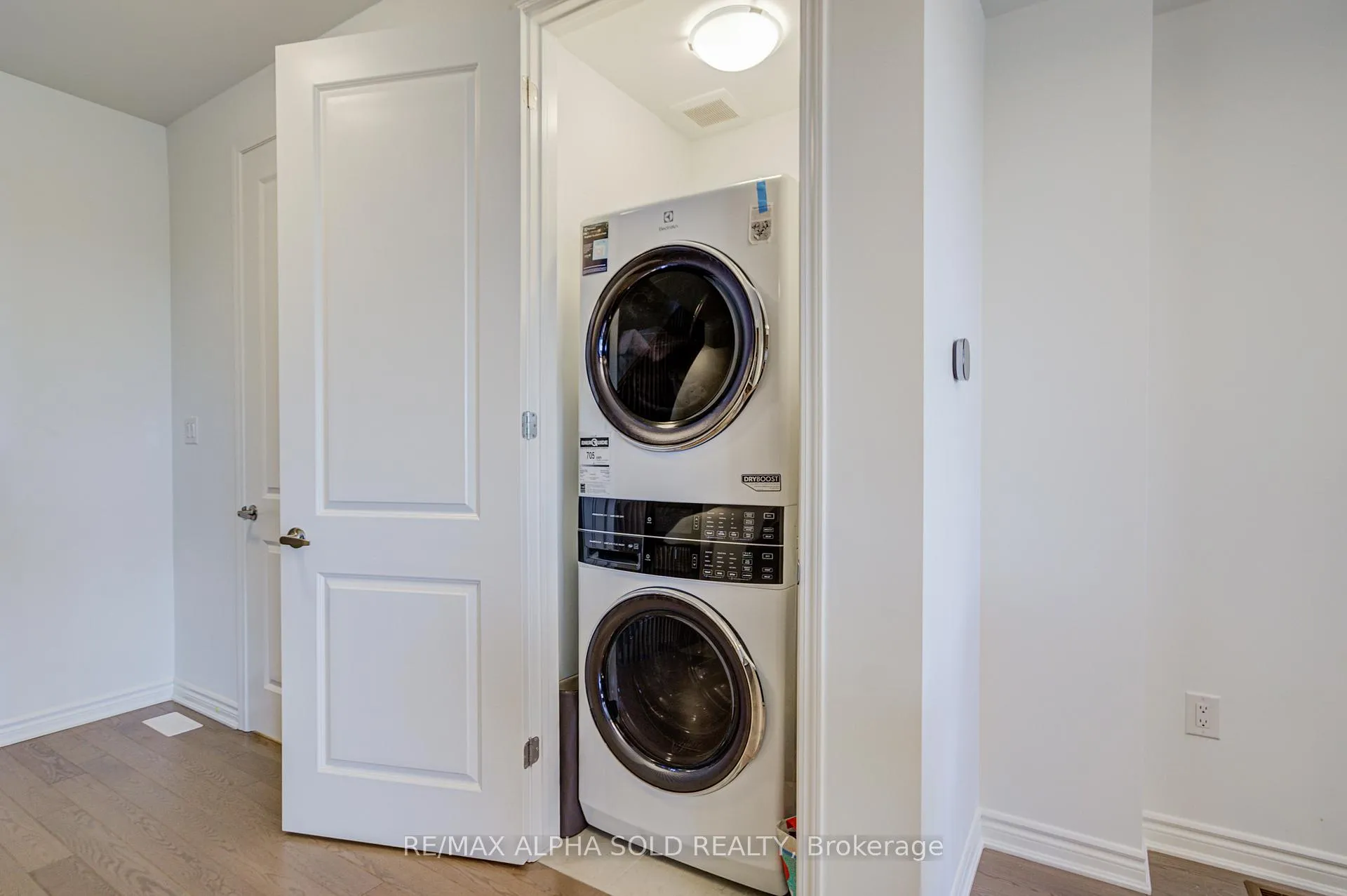 Photo 32 of 40 Azure Drive, Markham, Rural Markham — HOMEH