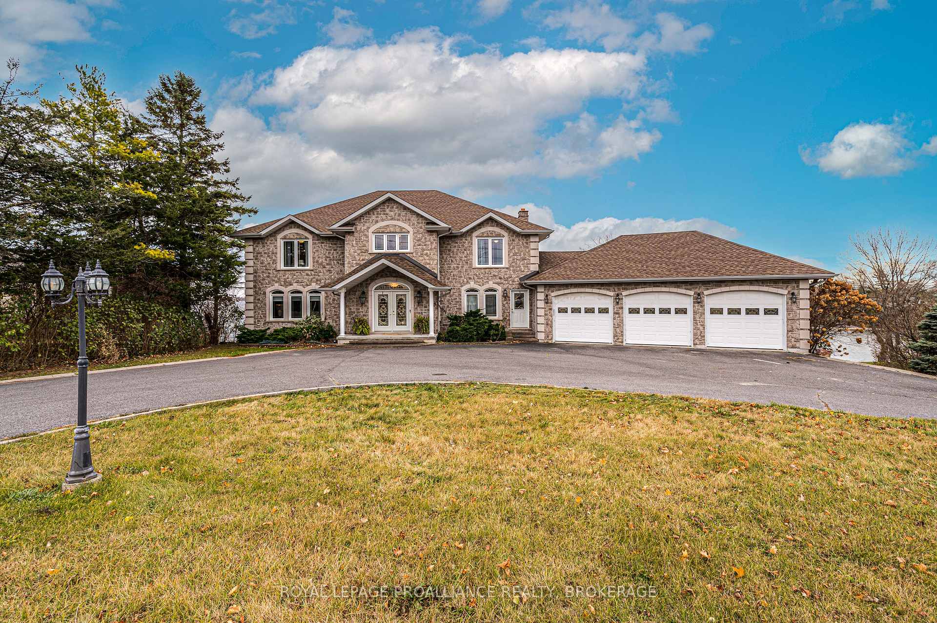 Front of 4734 Lakeside Lane