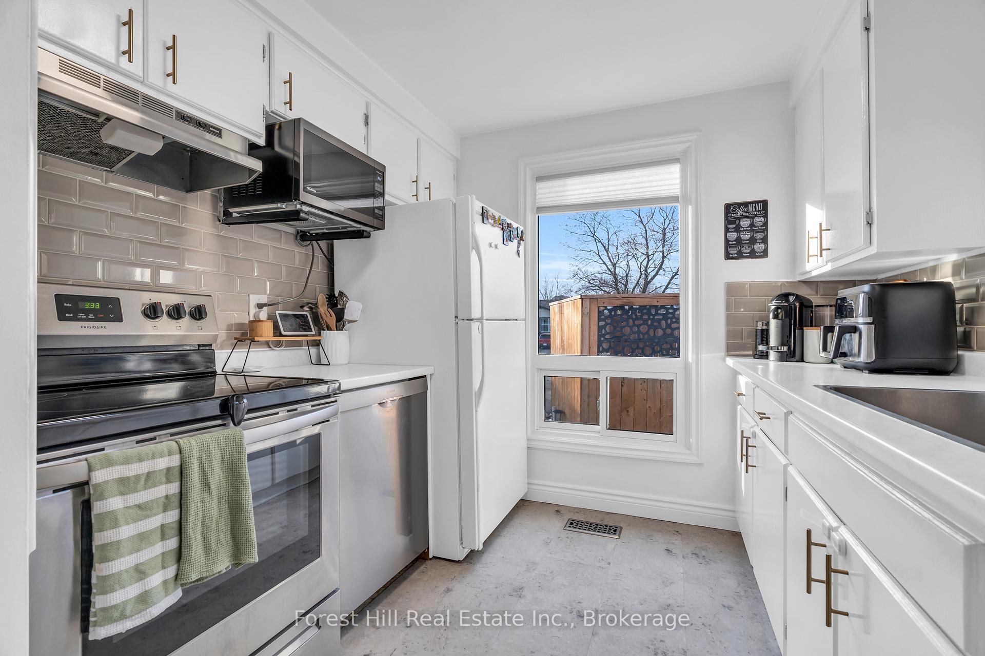 Photo 11 of 130 Pepperwood Crescent, Kitchener — HOMEH