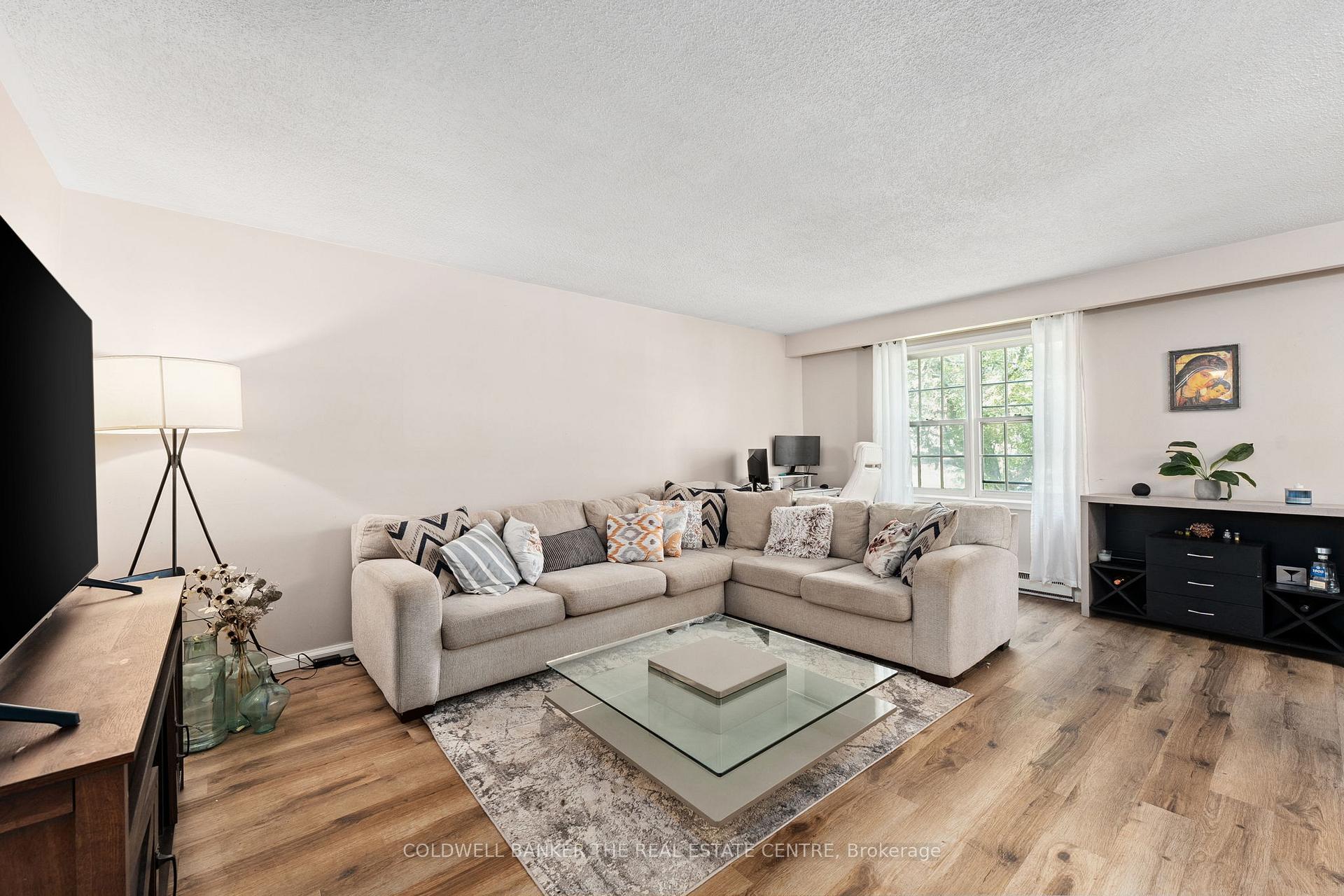 Photo 3 of 60 Pringle Avenue, Markham, Markham Village — HOMEH