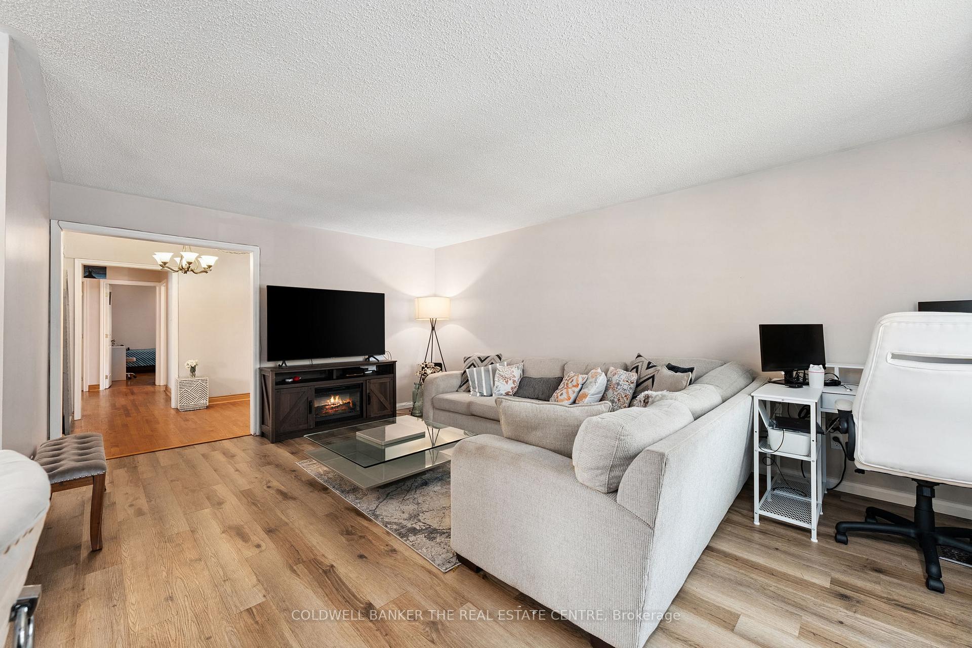 Photo 4 of 60 Pringle Avenue, Markham, Markham Village — HOMEH