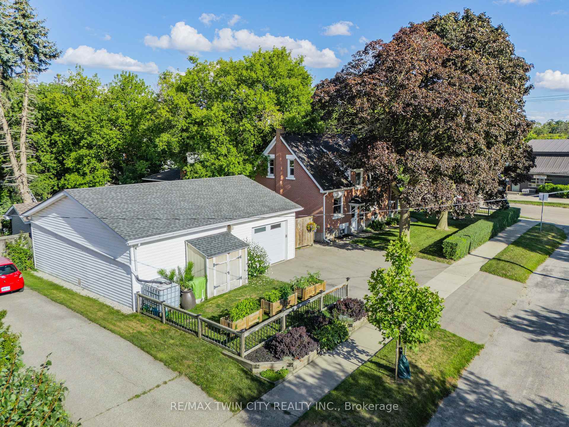 Photo 2 of 854 Guelph Street, Kitchener — HOMEH