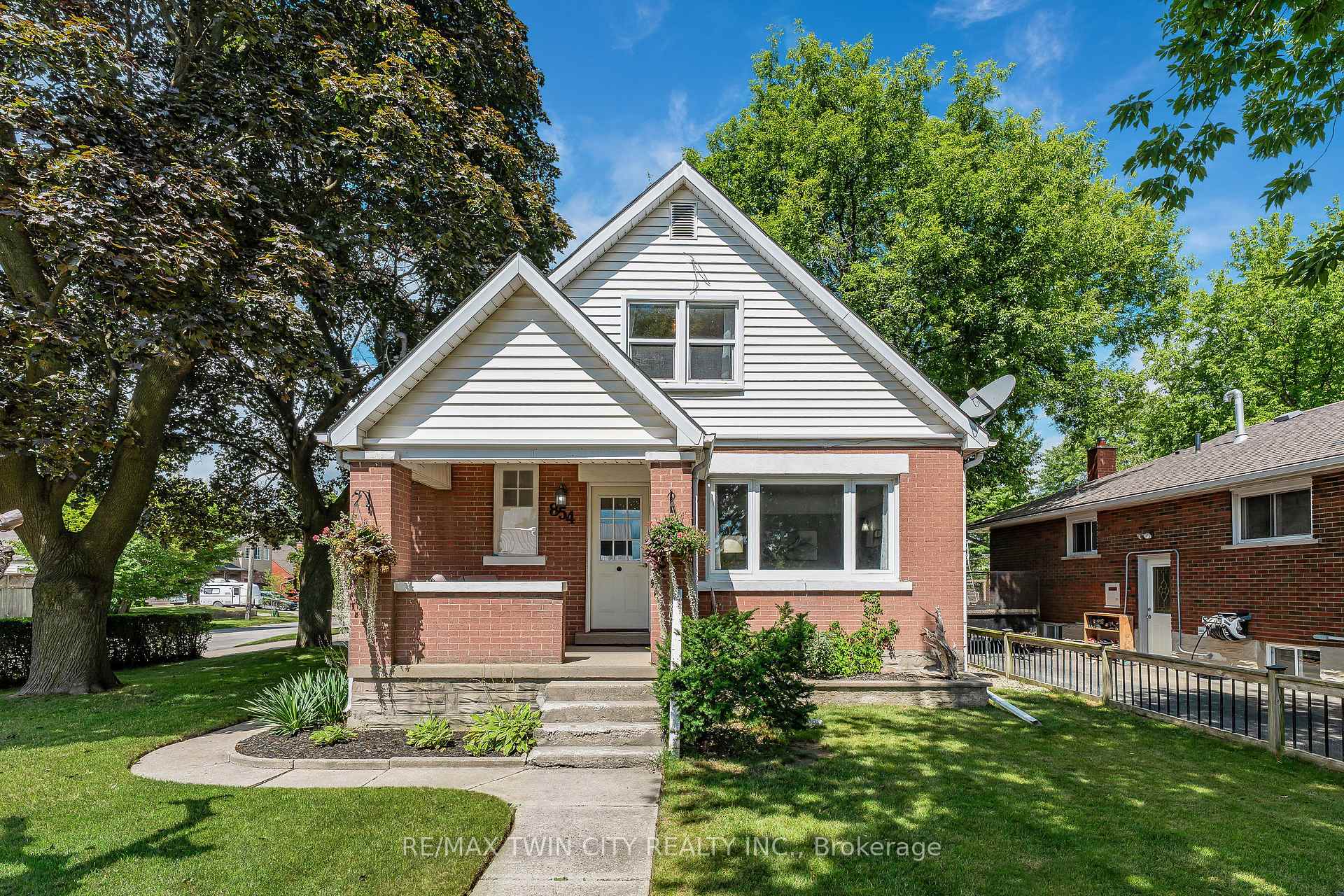 Photo 4 of 854 Guelph Street, Kitchener — HOMEH