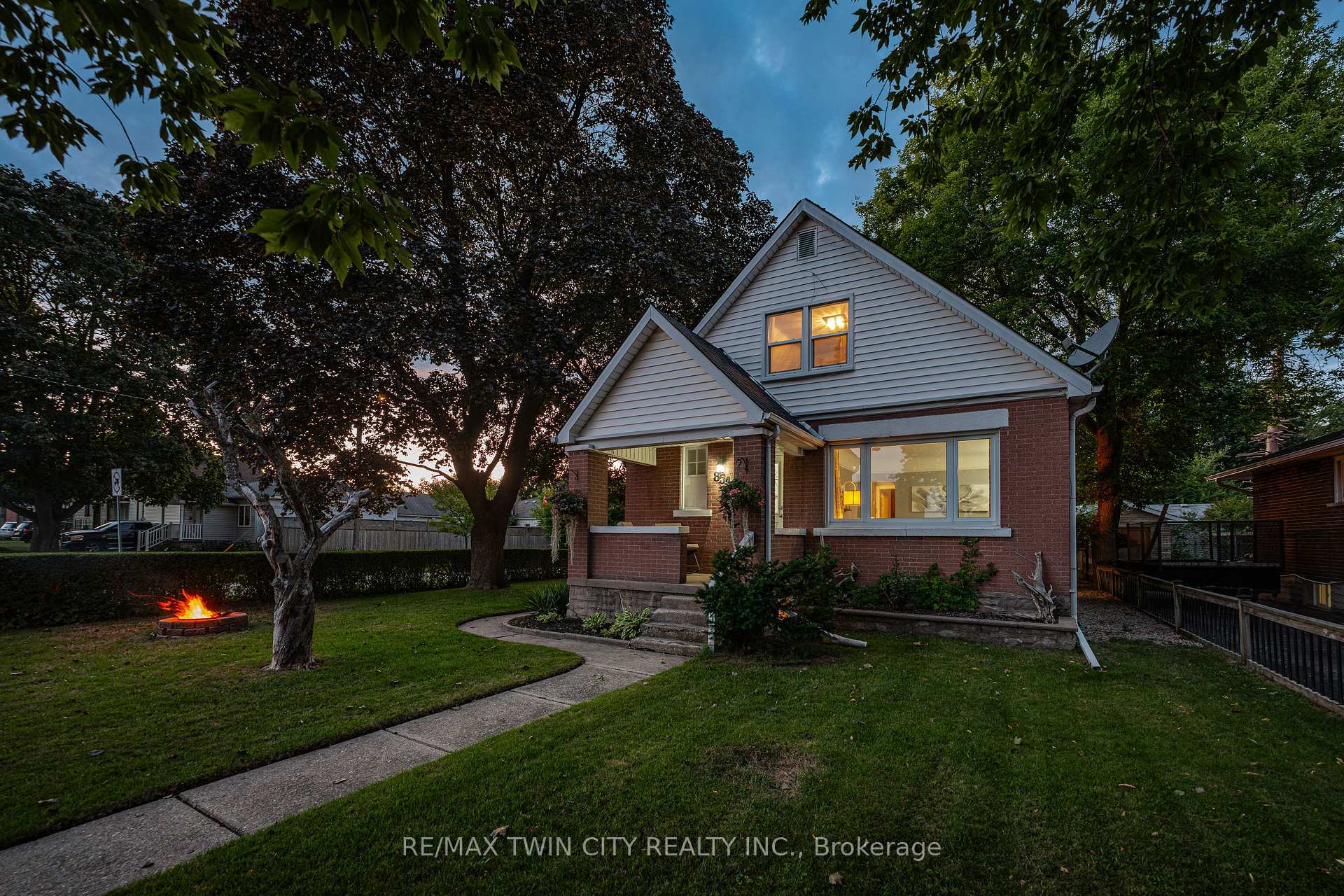 Photo 5 of 854 Guelph Street, Kitchener — HOMEH