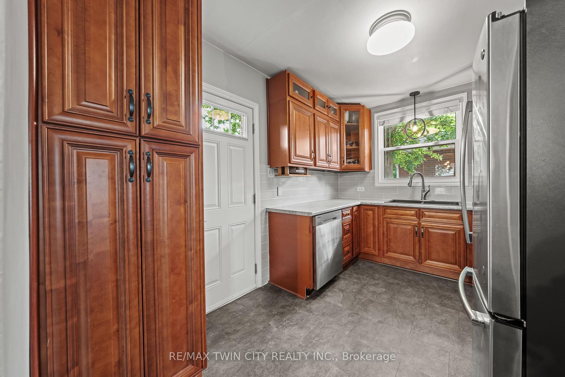 Photo 13 of 854 Guelph Street, Kitchener — HOMEH