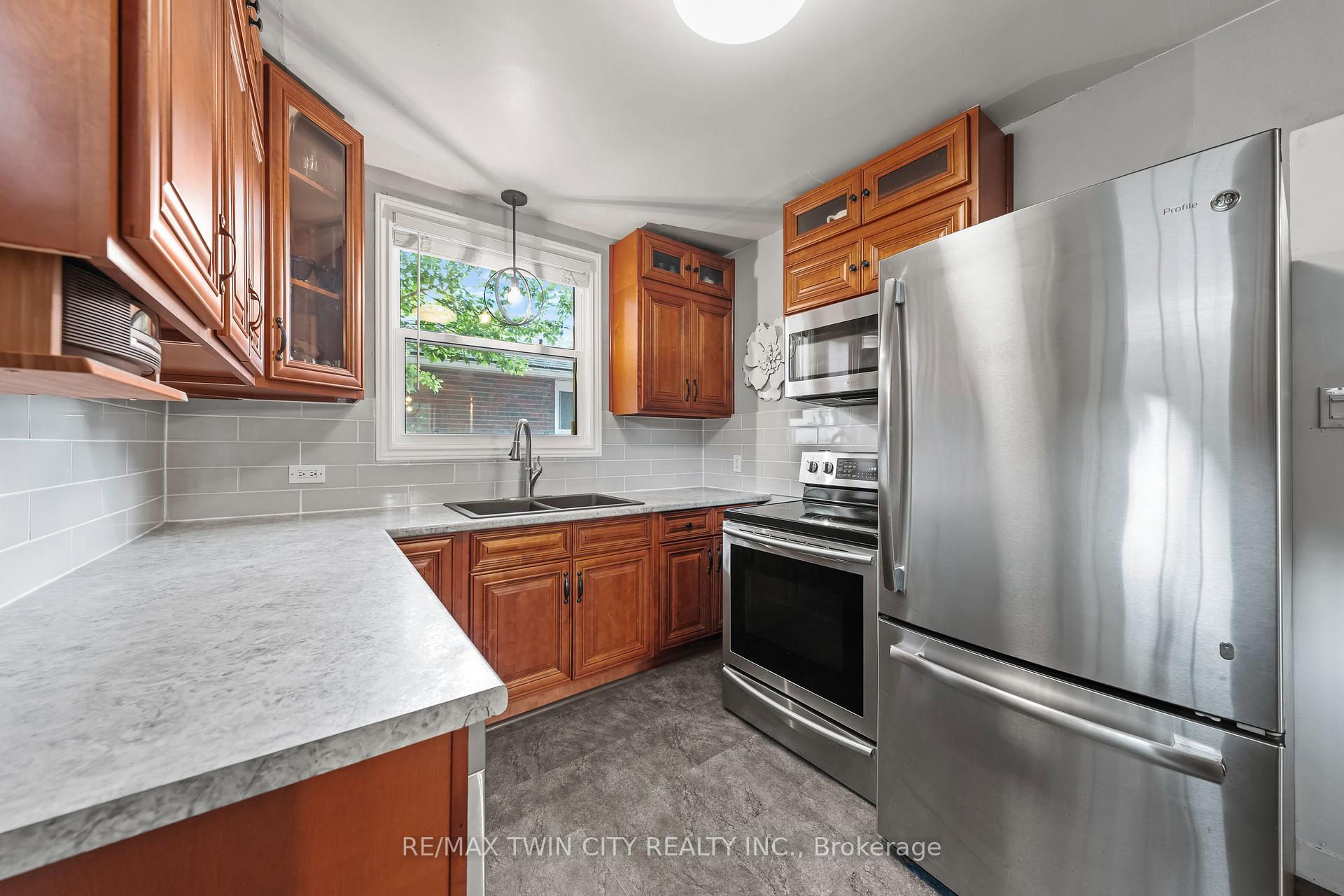 Photo 14 of 854 Guelph Street, Kitchener — HOMEH