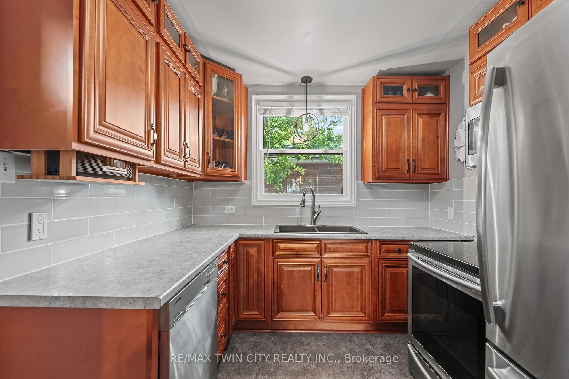 Photo 15 of 854 Guelph Street, Kitchener — HOMEH