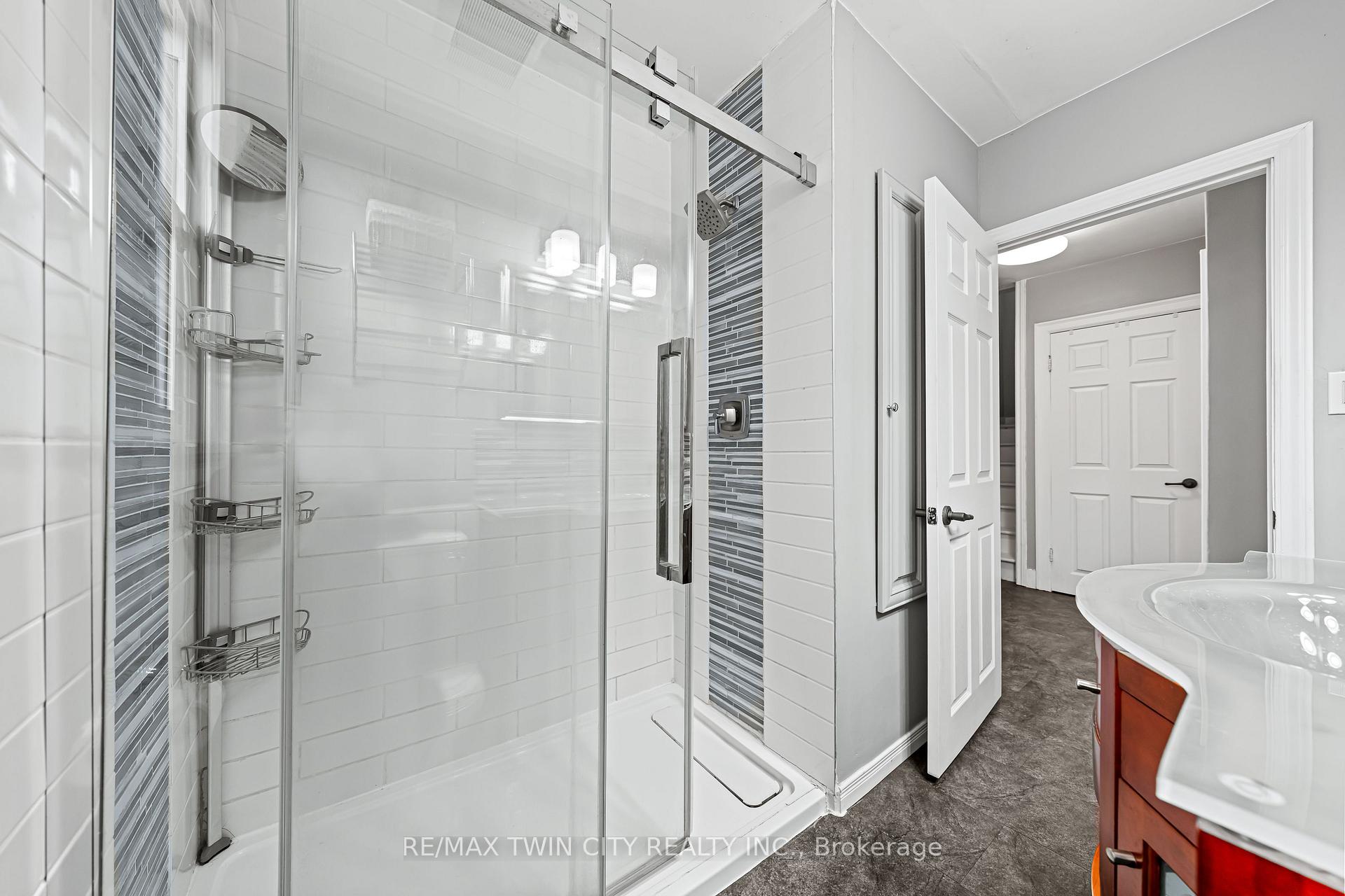 Photo 21 of 854 Guelph Street, Kitchener — HOMEH