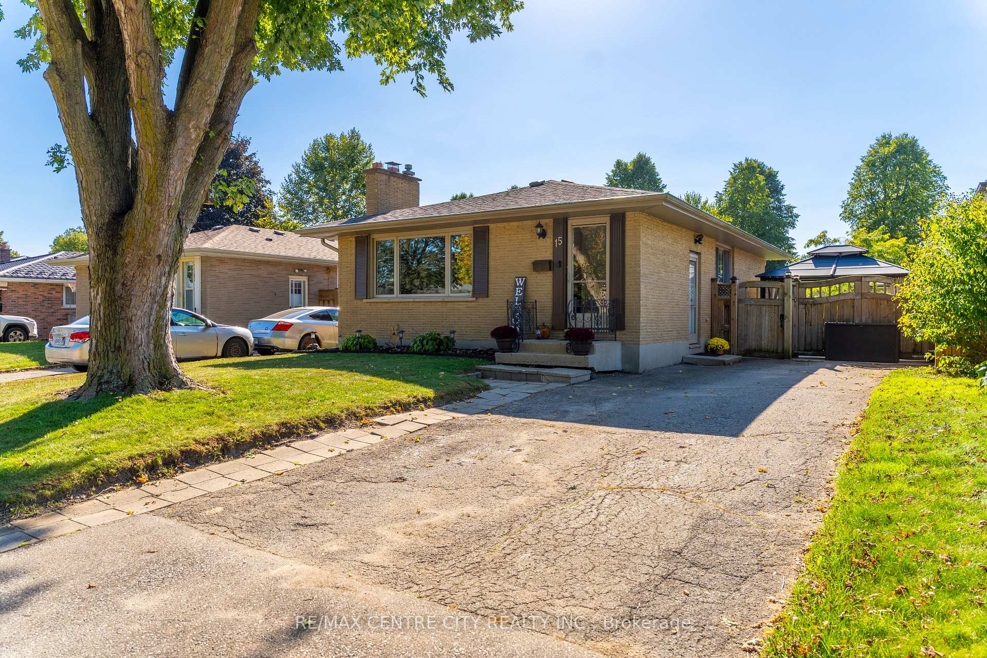 Front of 15 Frobisher Crescent