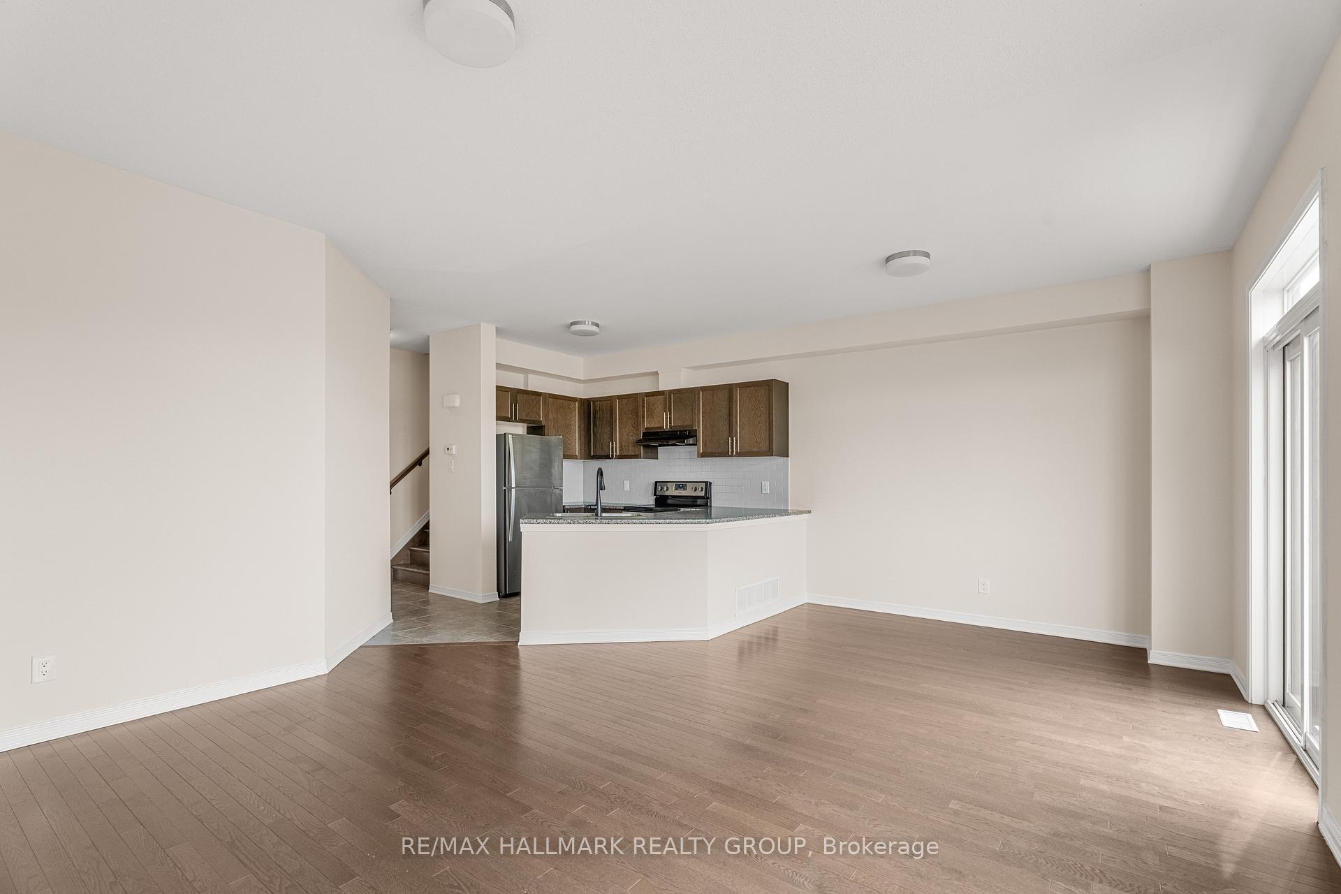 Photo 7 of 521 Radiant Private, Ottawa, Kanata - Emerald Meadows/Trailwest — HOMEH