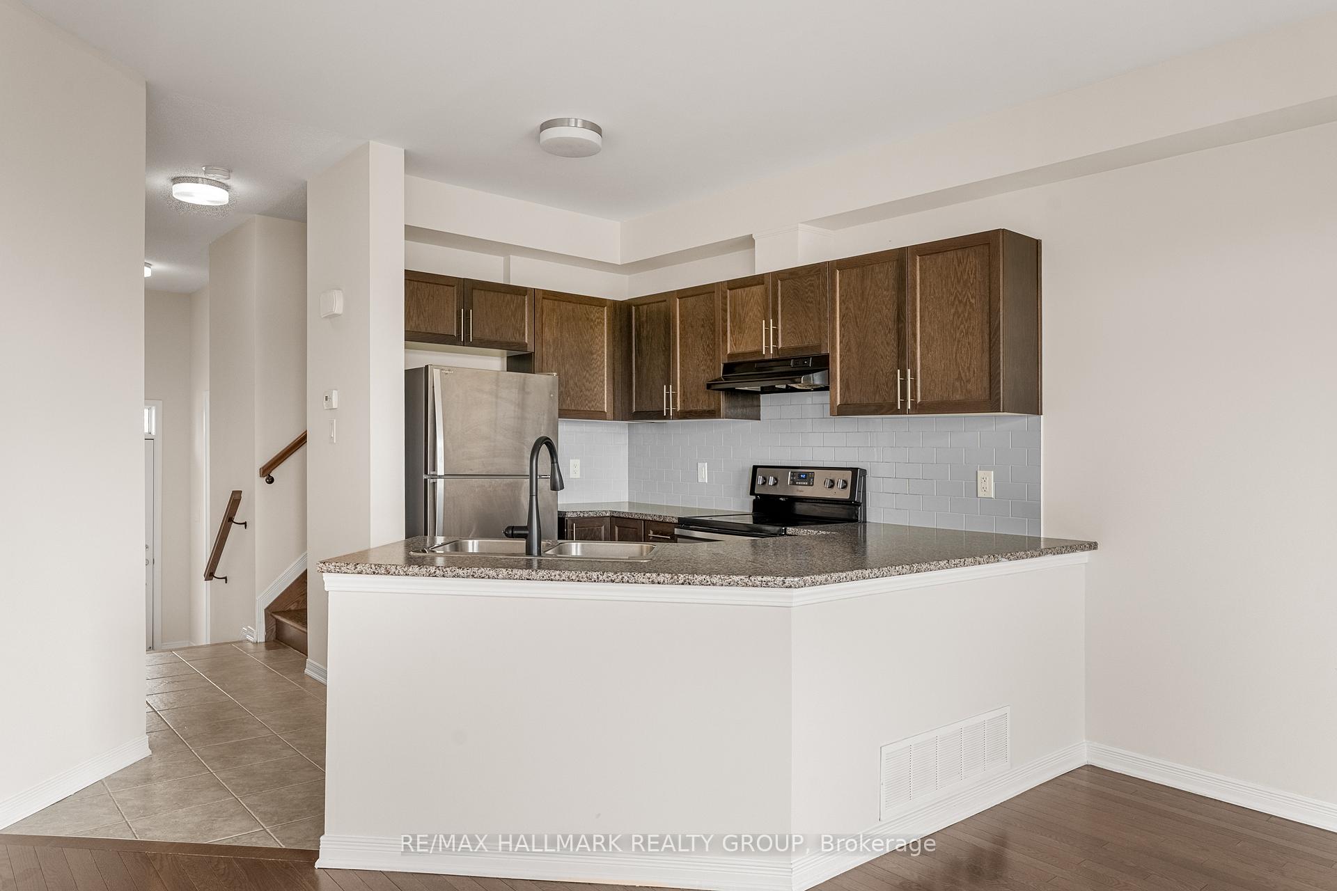 Photo 17 of 521 Radiant Private, Ottawa, Kanata - Emerald Meadows/Trailwest — HOMEH