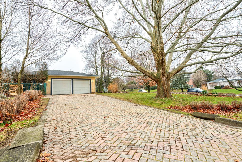 Photo 3 of 10 Marquette Drive W, Kitchener — HOMEH