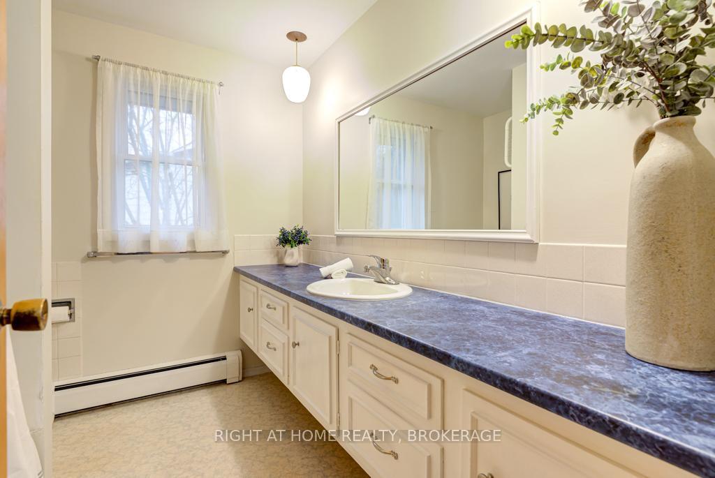 Photo 16 of 10 Marquette Drive W, Kitchener — HOMEH