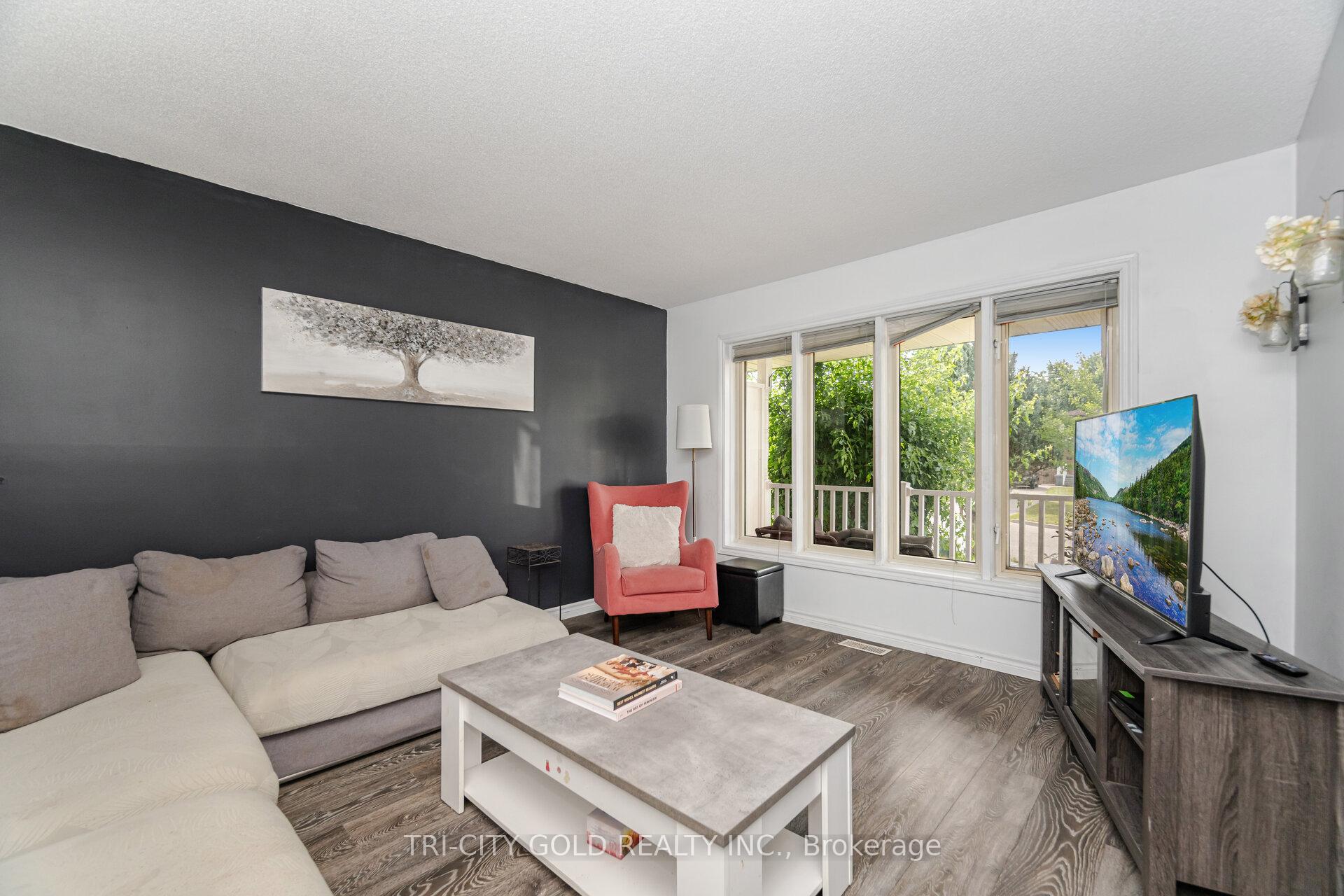 Photo 3 of 20 Rauch Court, Kitchener — HOMEH