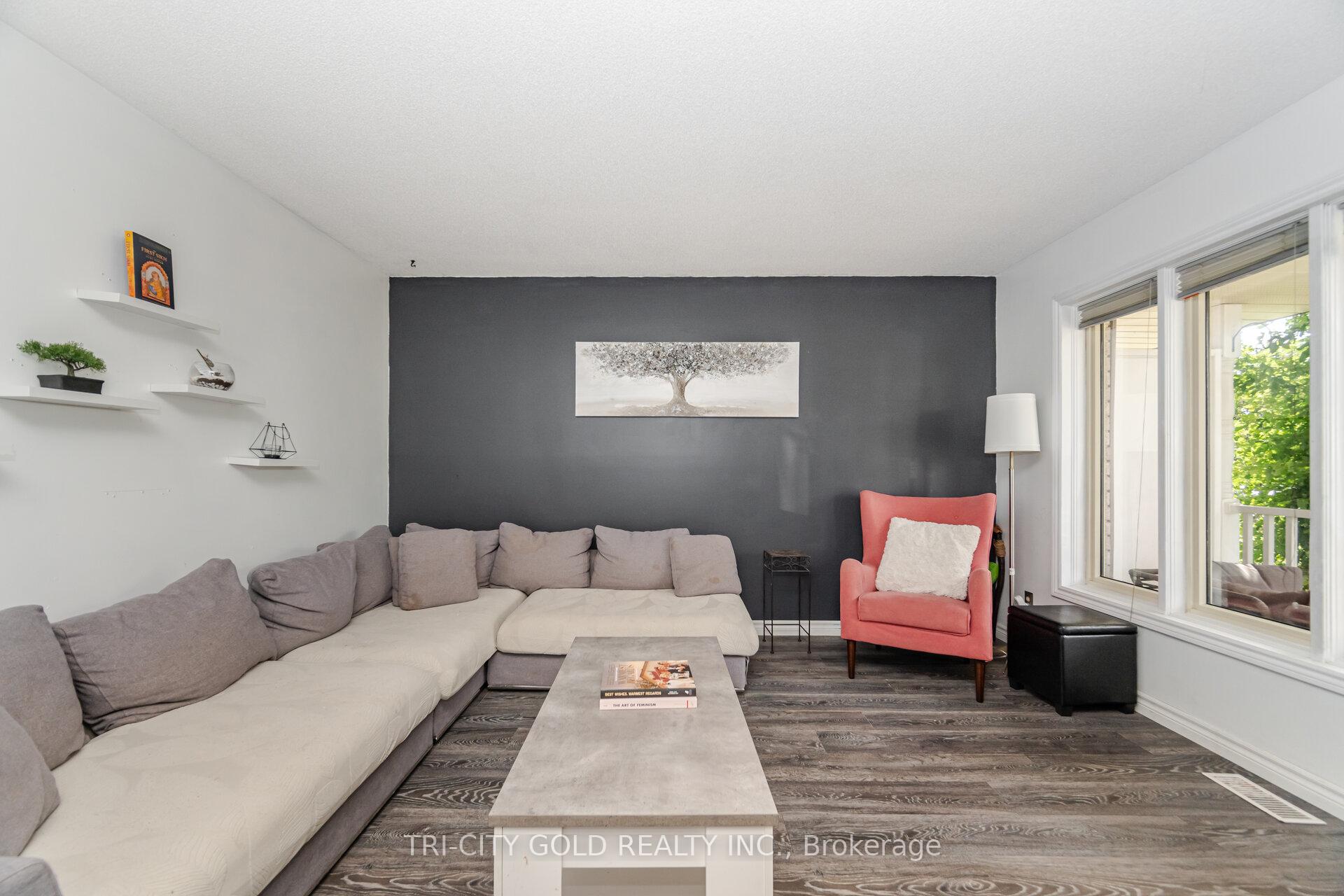 Photo 4 of 20 Rauch Court, Kitchener — HOMEH