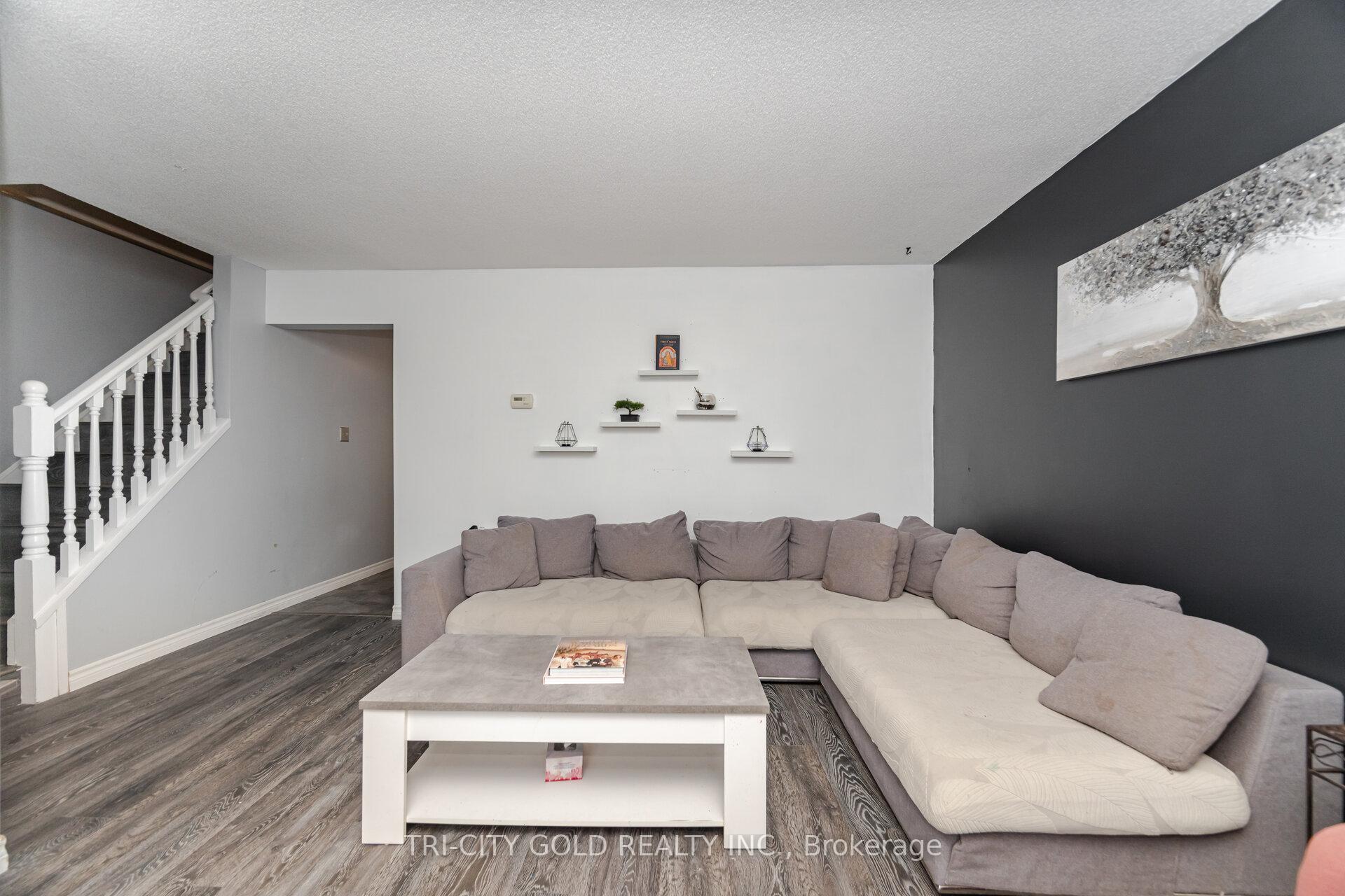 Photo 5 of 20 Rauch Court, Kitchener — HOMEH