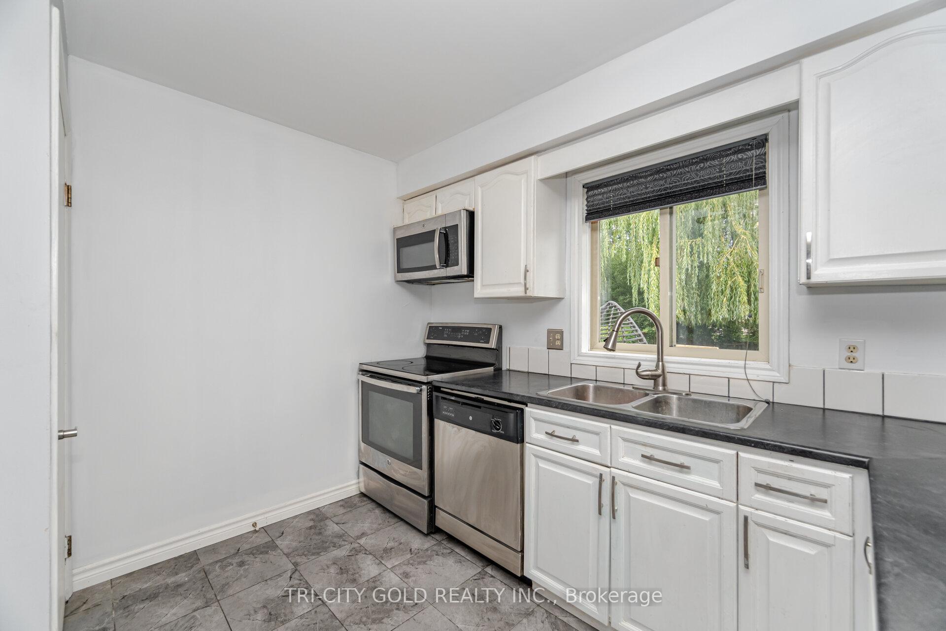 Photo 10 of 20 Rauch Court, Kitchener — HOMEH