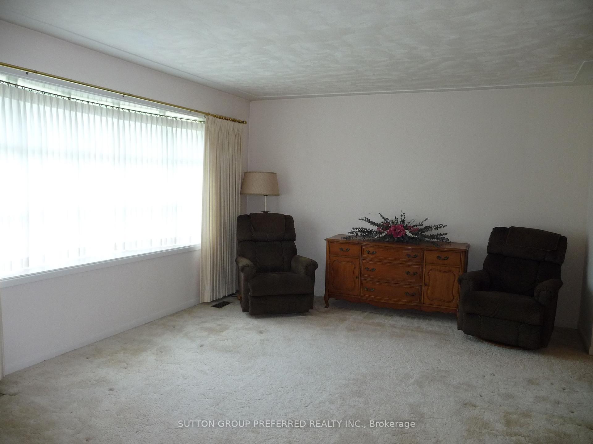 Photo 10 of 948 Dalkeith Avenue, London, North H — HOMEH