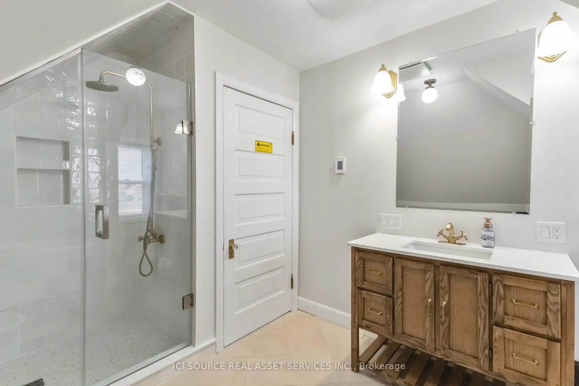 Photo 21 of 412 Grosvenor Street, London, East B — HOMEH