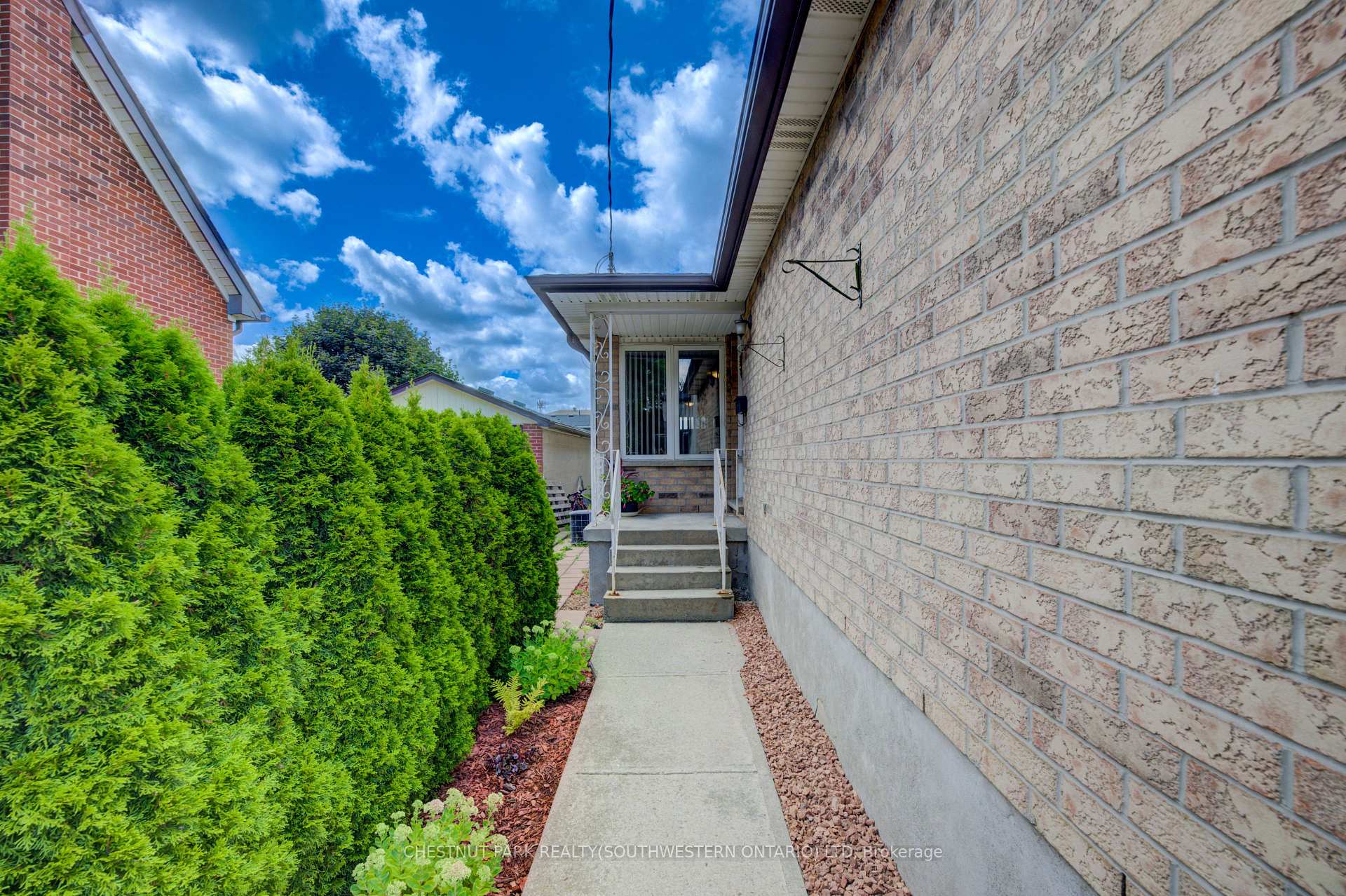 Photo 3 of 34 4th Avenue, Kitchener — HOMEH