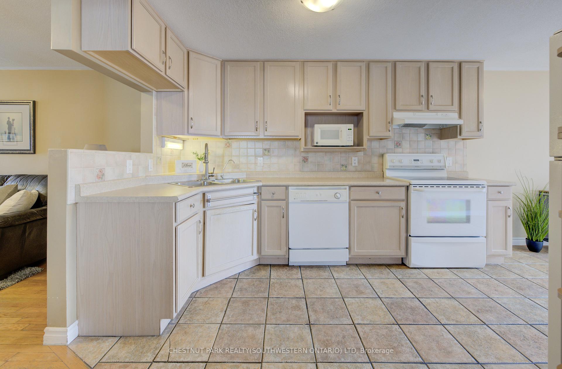 Photo 12 of 34 4th Avenue, Kitchener — HOMEH