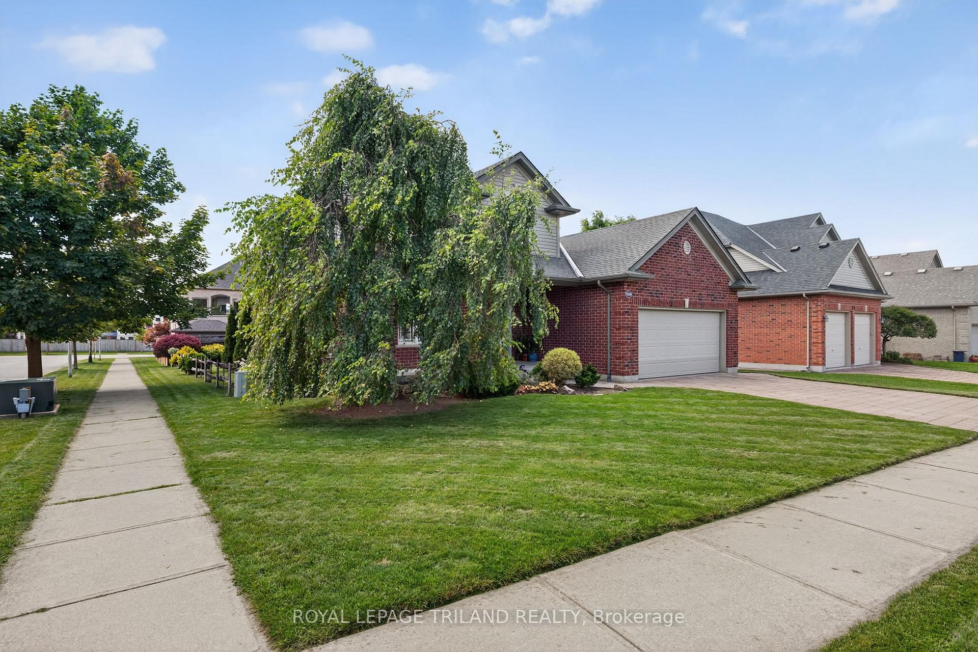 Photo 2 of 908 Collins Drive, London, South L — HOMEH