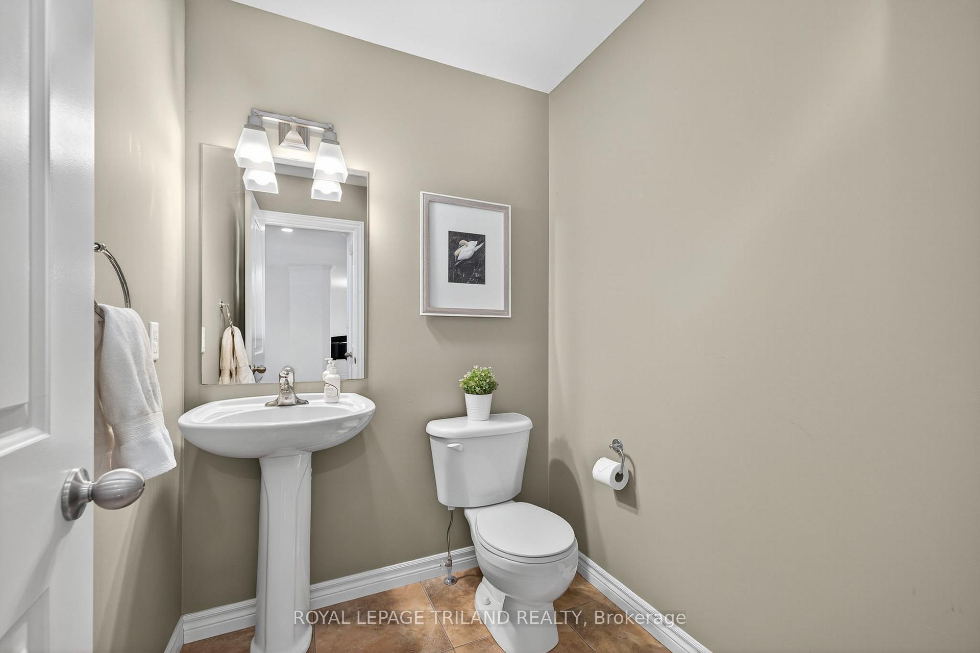Photo 10 of 908 Collins Drive, London, South L — HOMEH