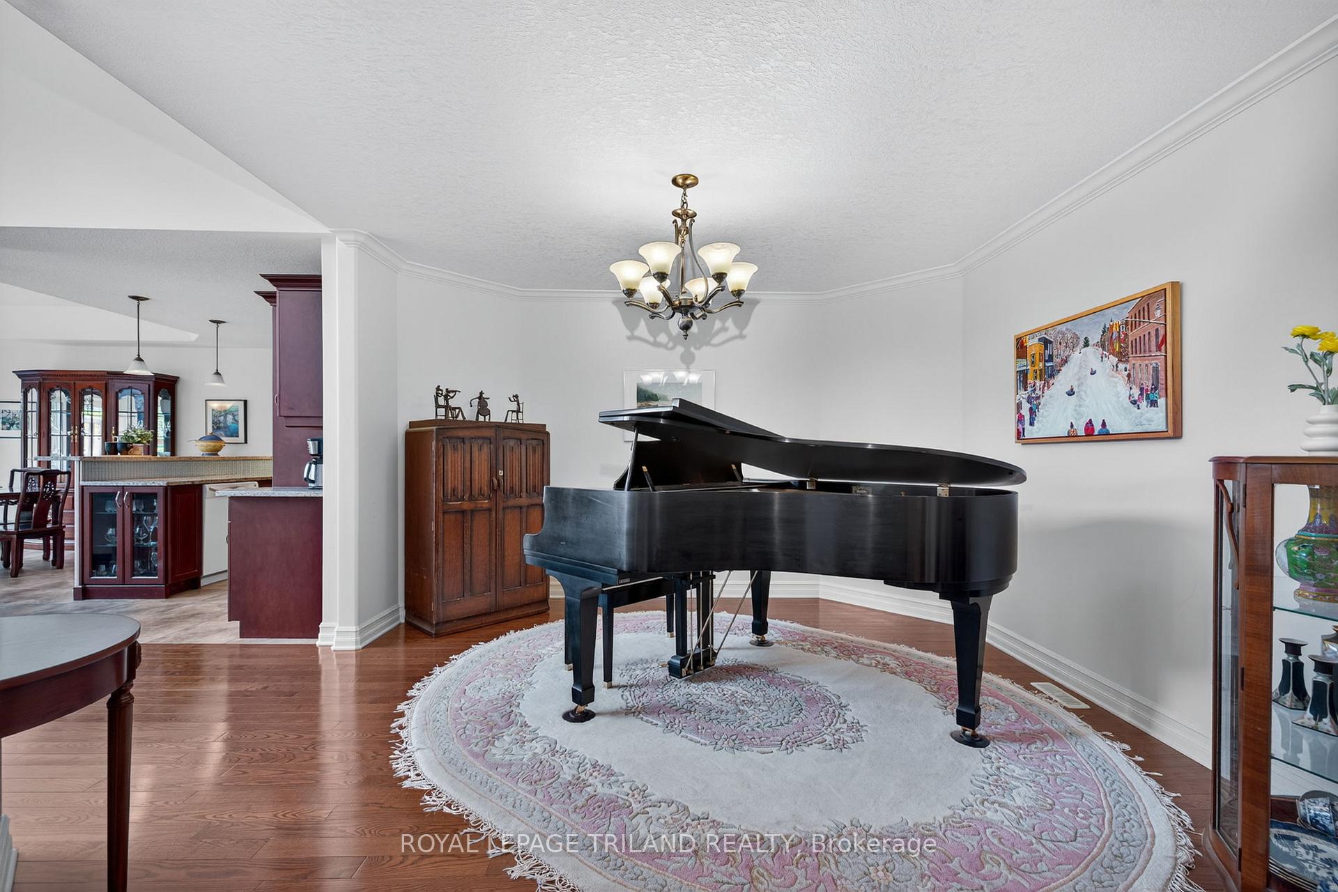 Photo 12 of 908 Collins Drive, London, South L — HOMEH