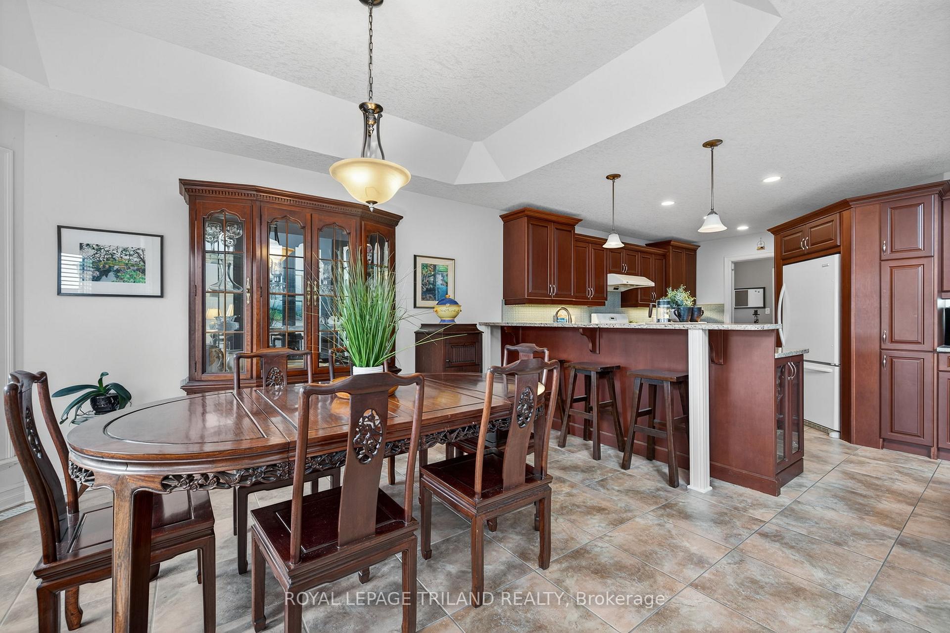 Photo 16 of 908 Collins Drive, London, South L — HOMEH