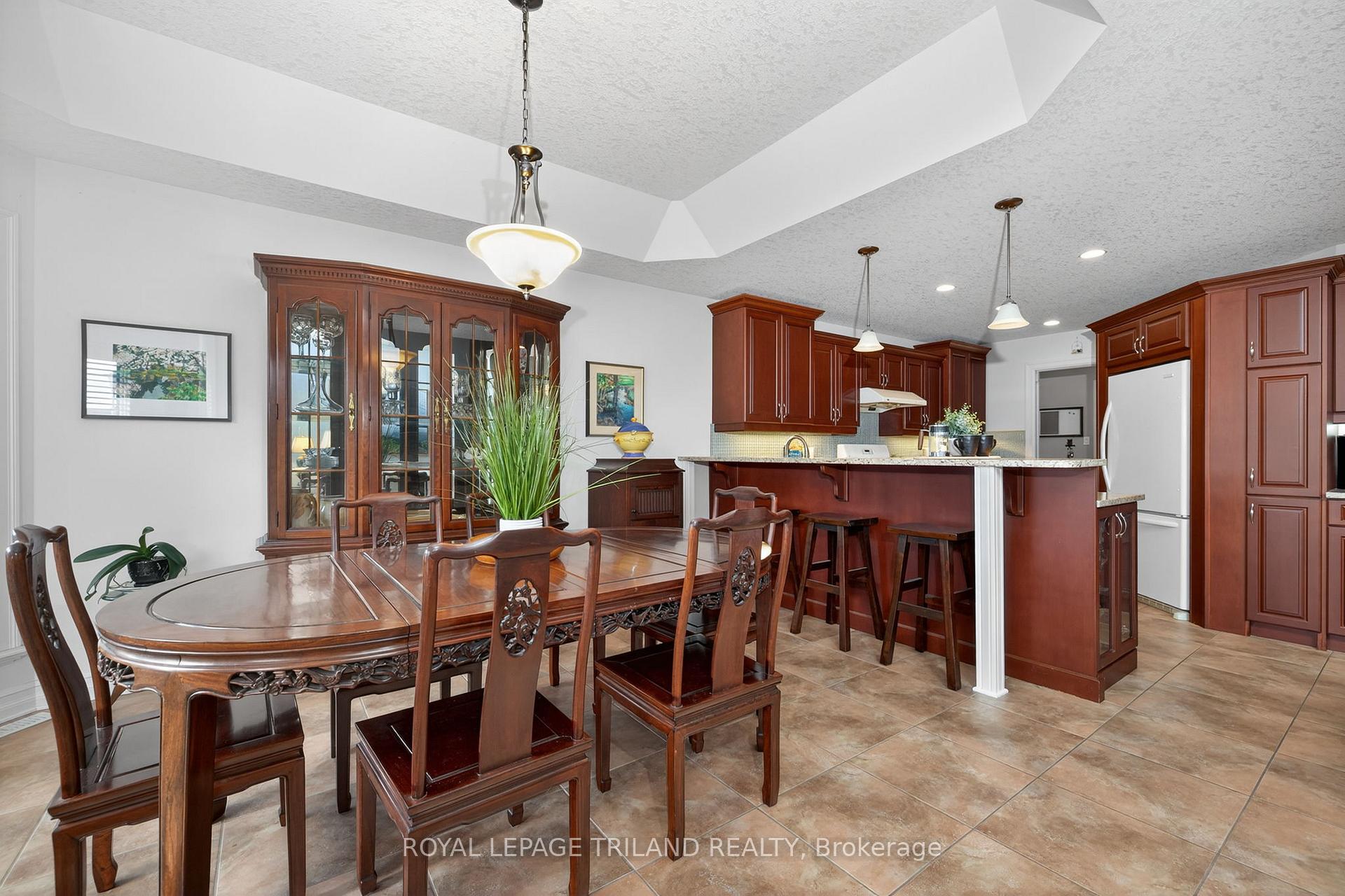 Photo 17 of 908 Collins Drive, London, South L — HOMEH