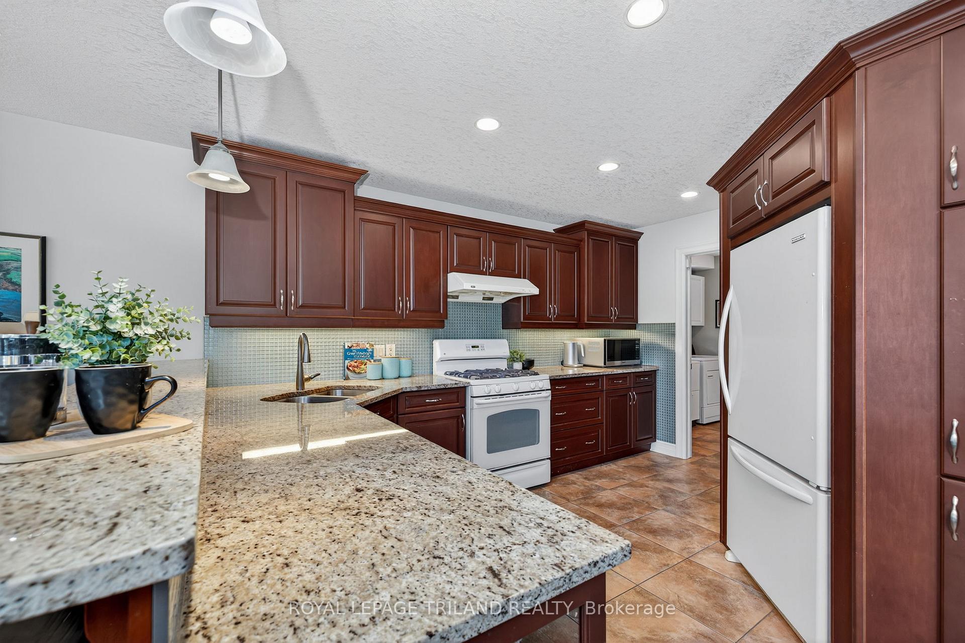 Photo 19 of 908 Collins Drive, London, South L — HOMEH