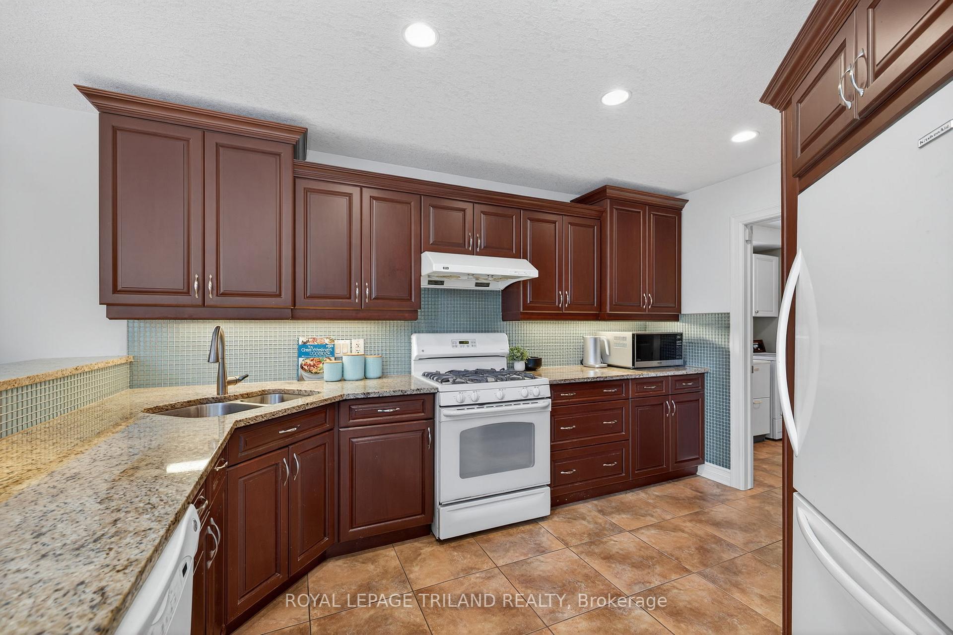 Photo 20 of 908 Collins Drive, London, South L — HOMEH