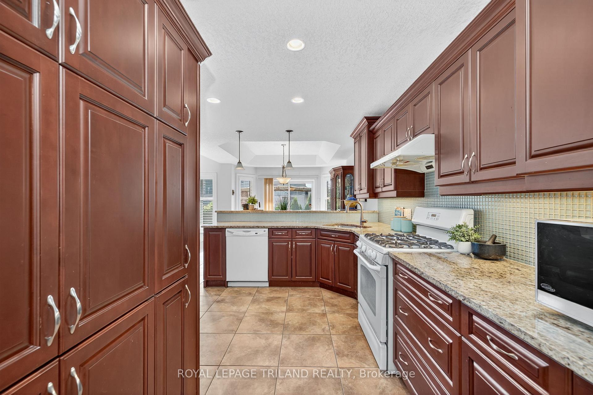 Photo 21 of 908 Collins Drive, London, South L — HOMEH