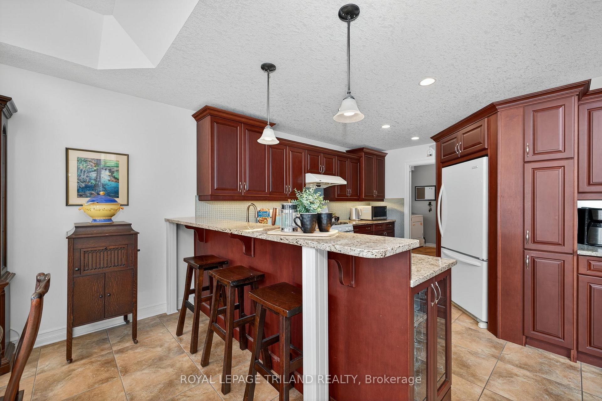 Photo 22 of 908 Collins Drive, London, South L — HOMEH