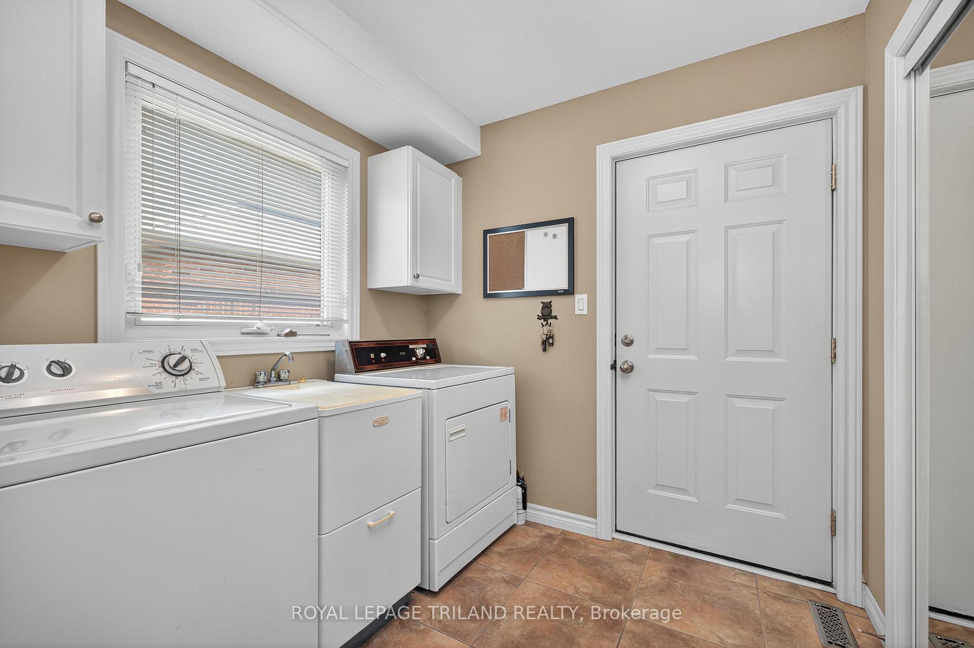 Photo 23 of 908 Collins Drive, London, South L — HOMEH