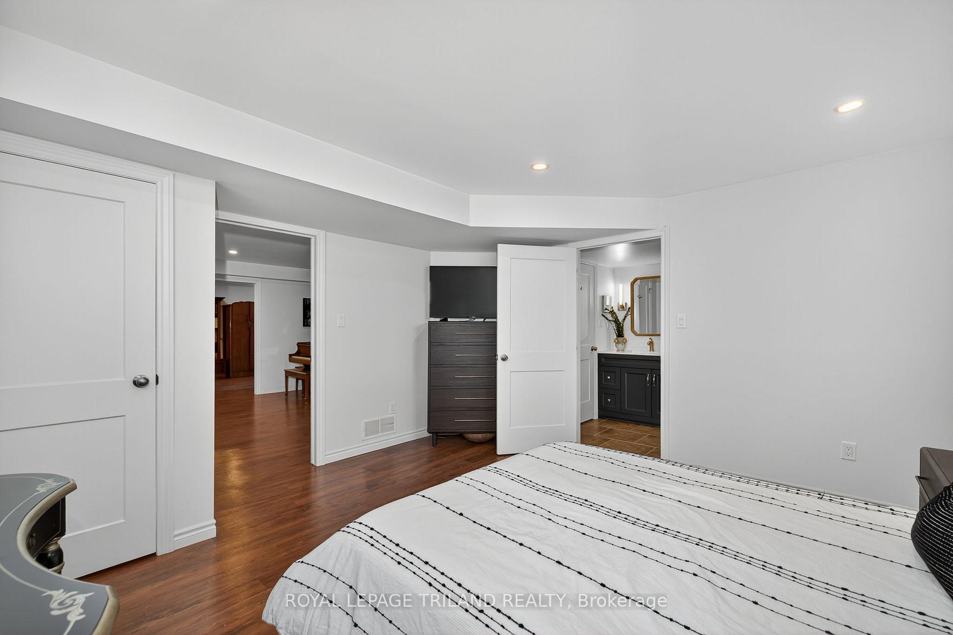 Photo 36 of 908 Collins Drive, London, South L — HOMEH